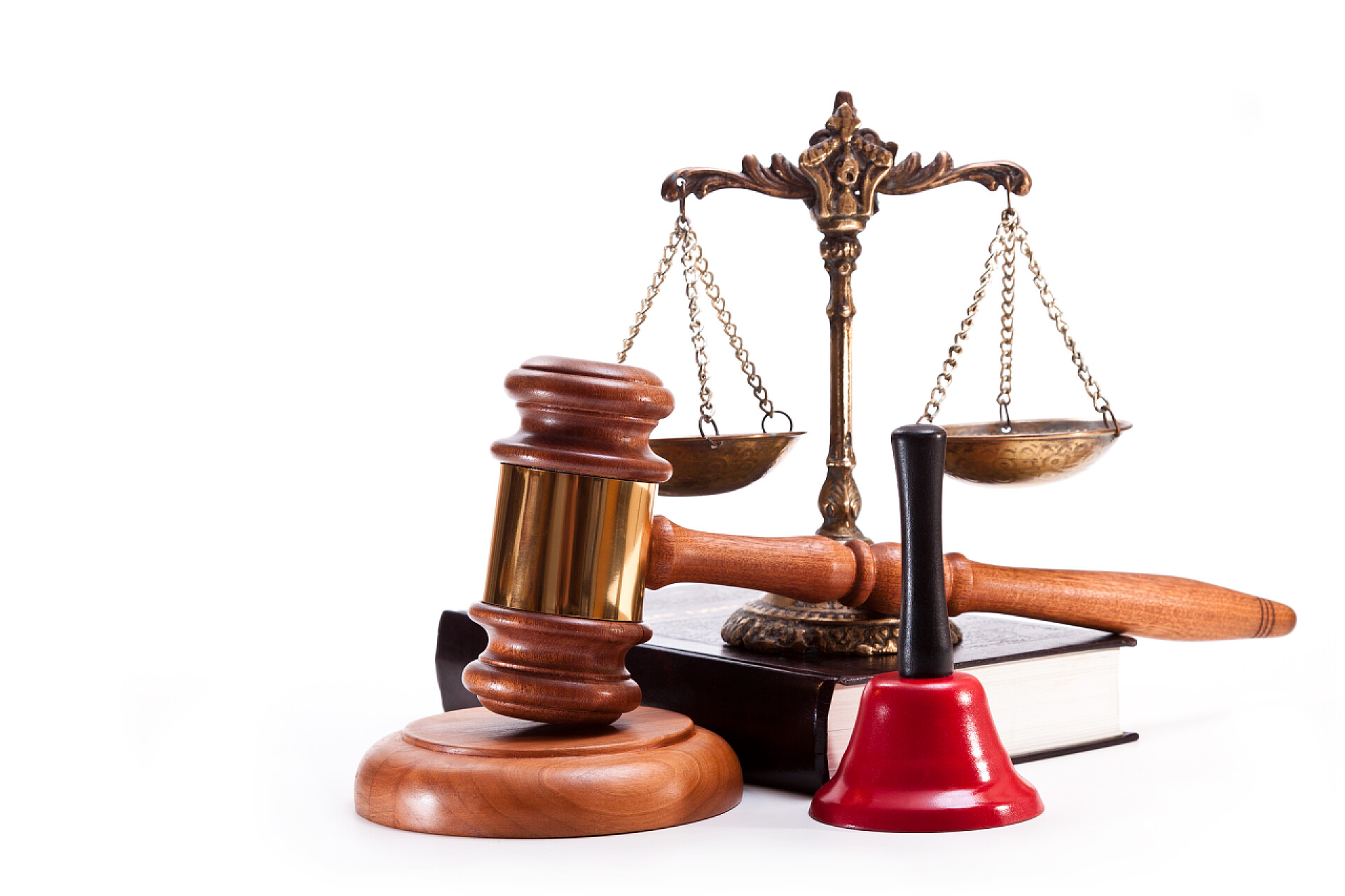 白色背景上的铃铛木槌律师和公证服务