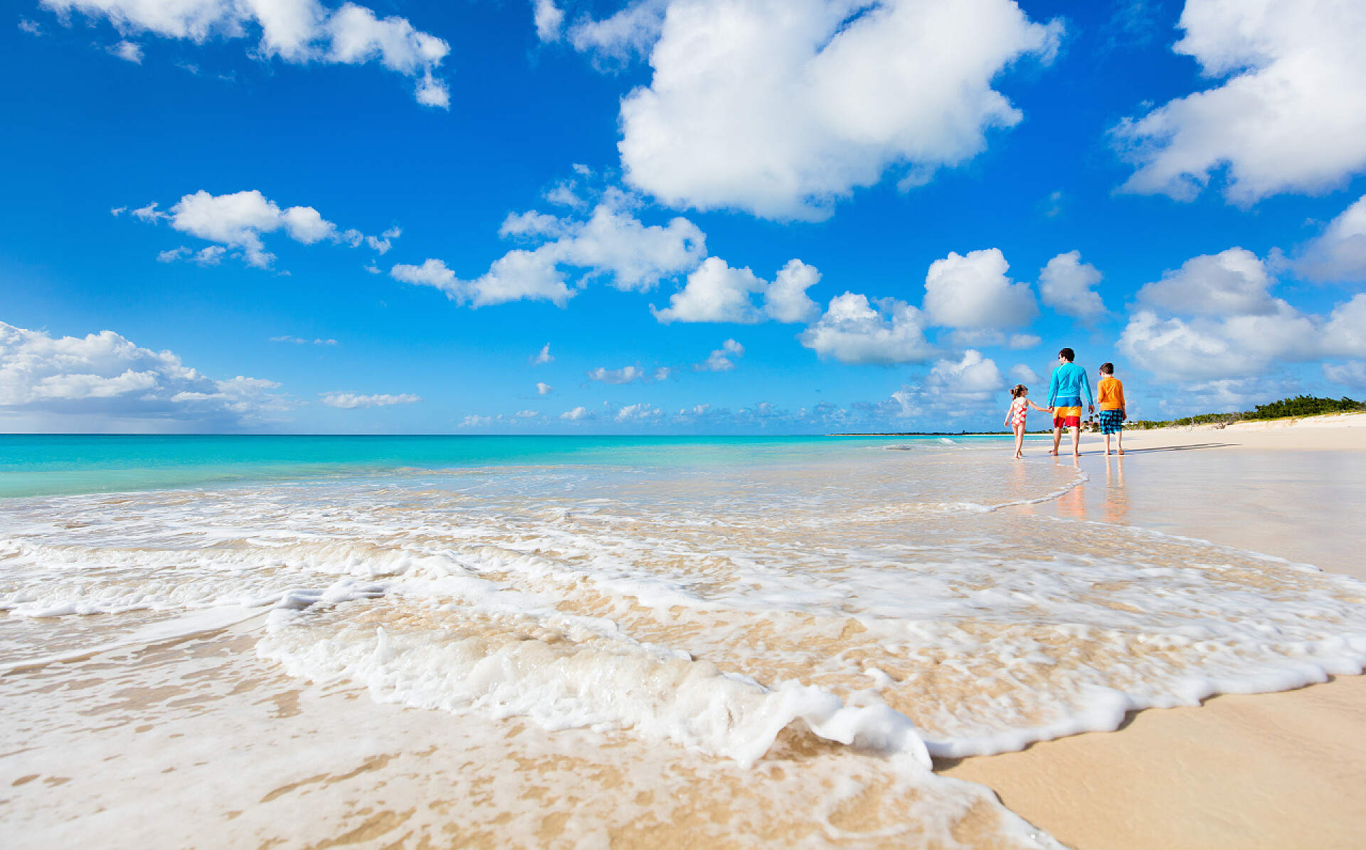 父亲和孩子们在热带岛屿上享受度假父亲与孩子们在海滩上