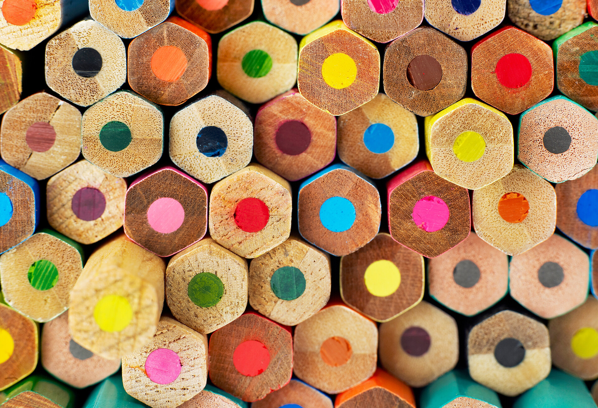 白色背景上的多彩色的铅笔彩色铅笔背景