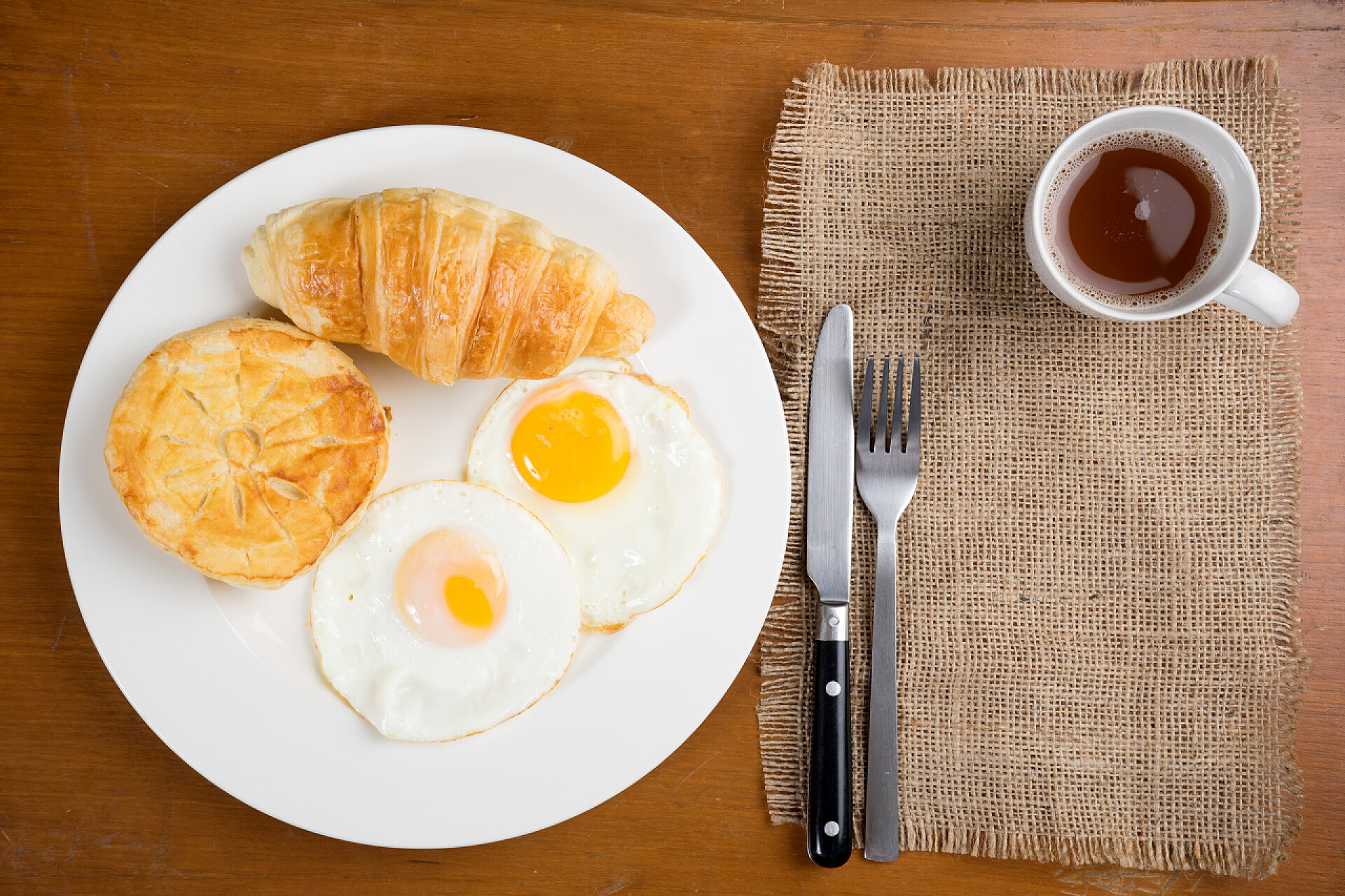 营养早餐顶视图早餐饼干羊角面包鸡蛋 