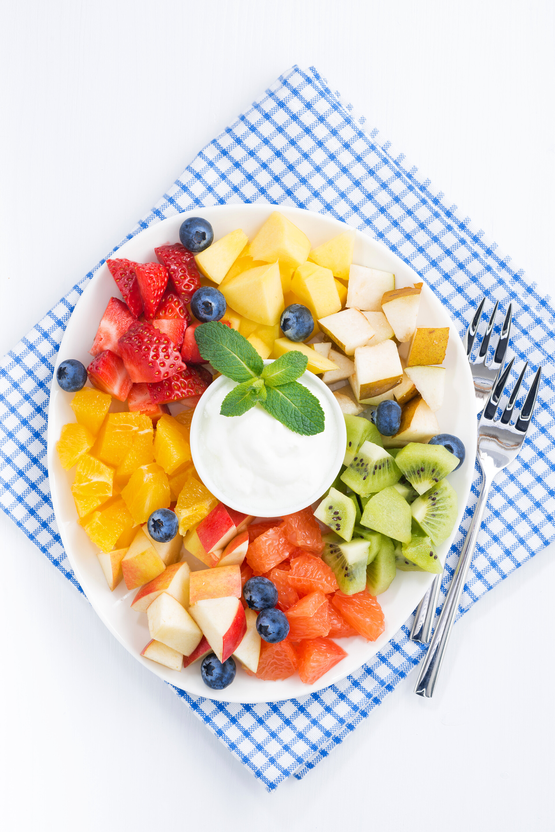 水果沙拉和天然酸奶顶视图水果沙拉和板上的天然酸奶的成分