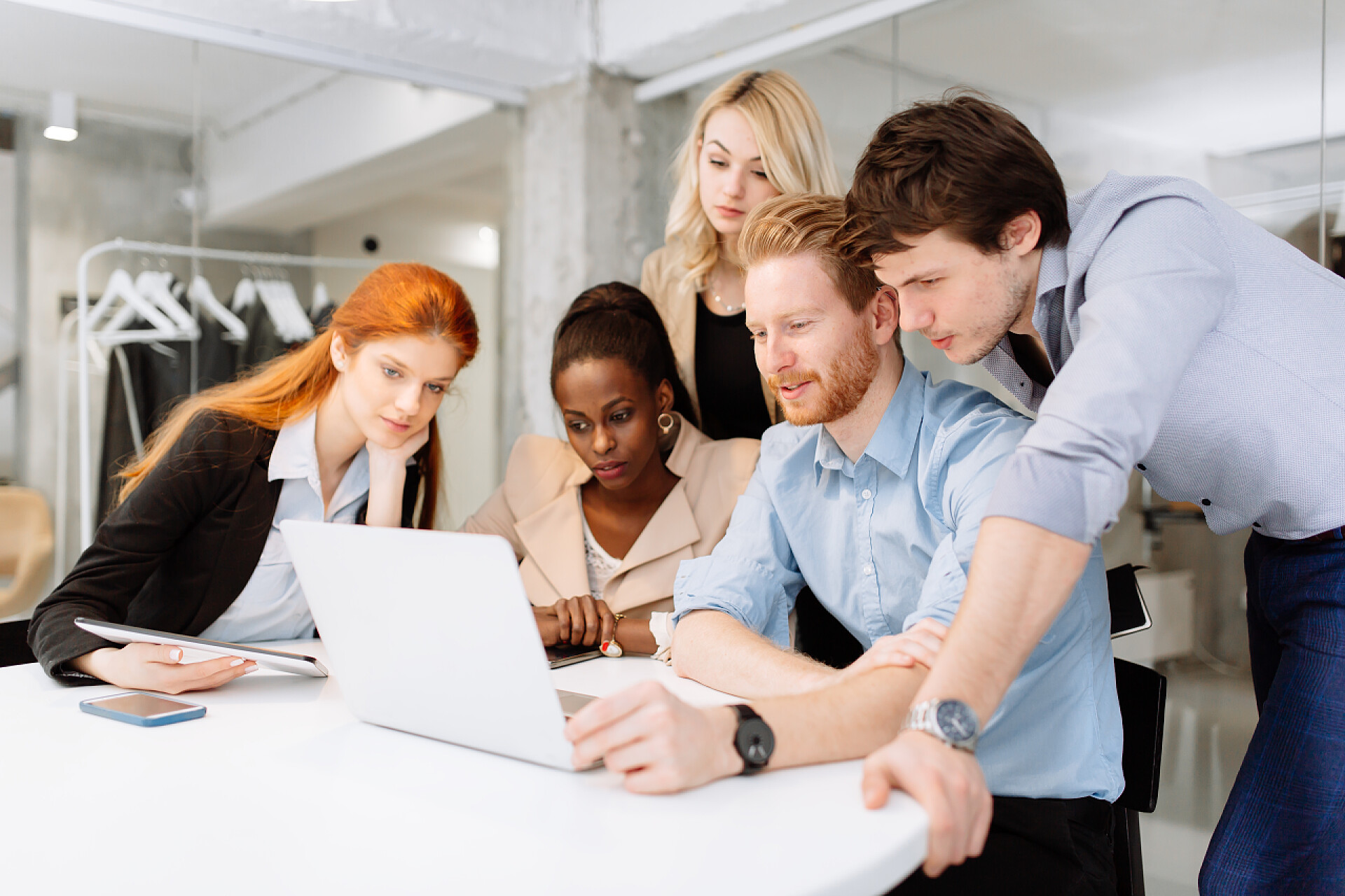 创意商务人士和设计师在办公室开会创意无限的商业人头脑风暴