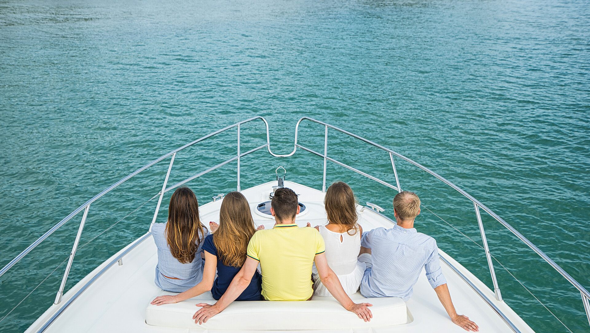 坐在游轮上的年轻人  选址在游艇上的人