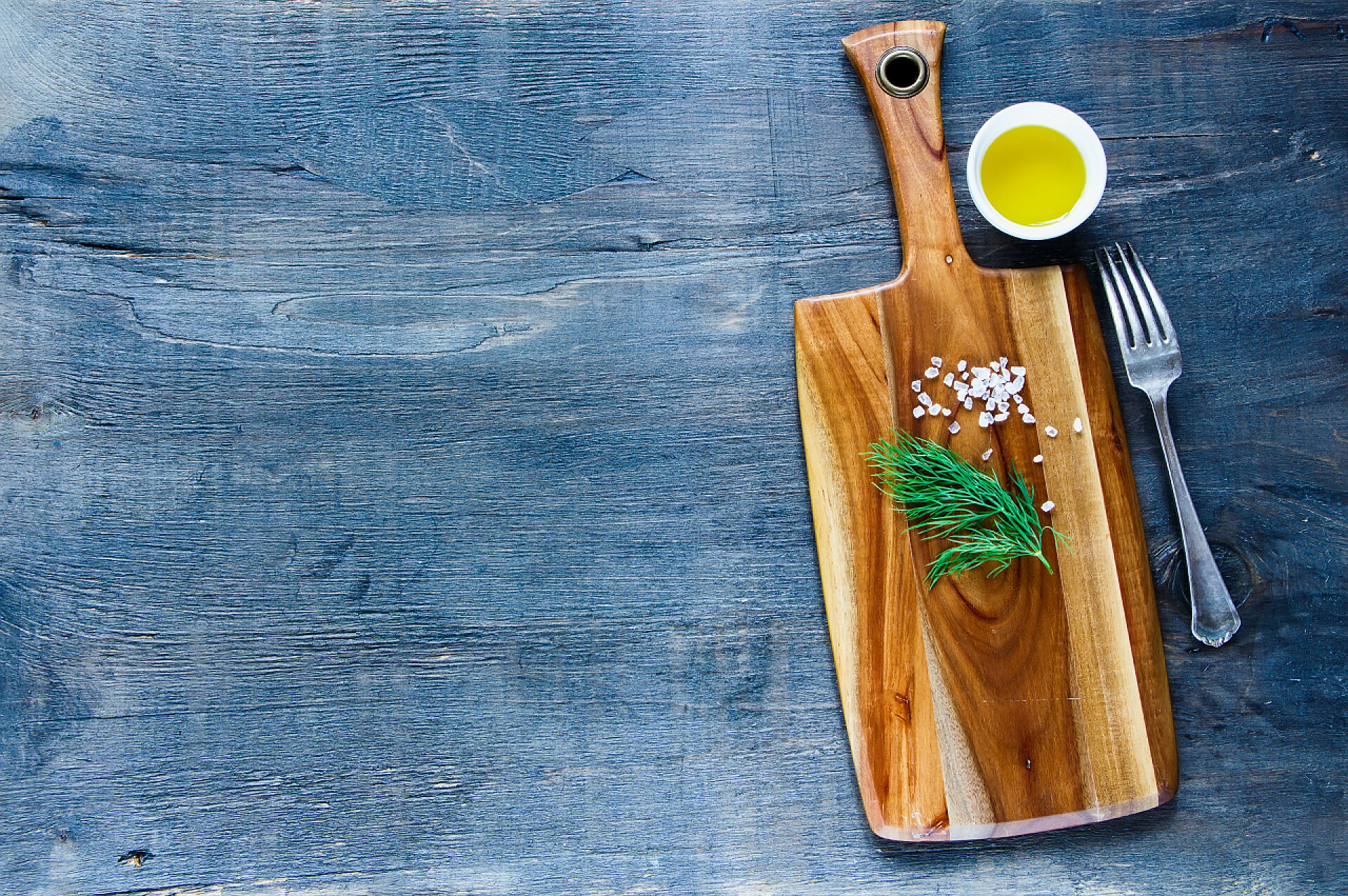 老式厨房桌子上的菜板黑色食品背景