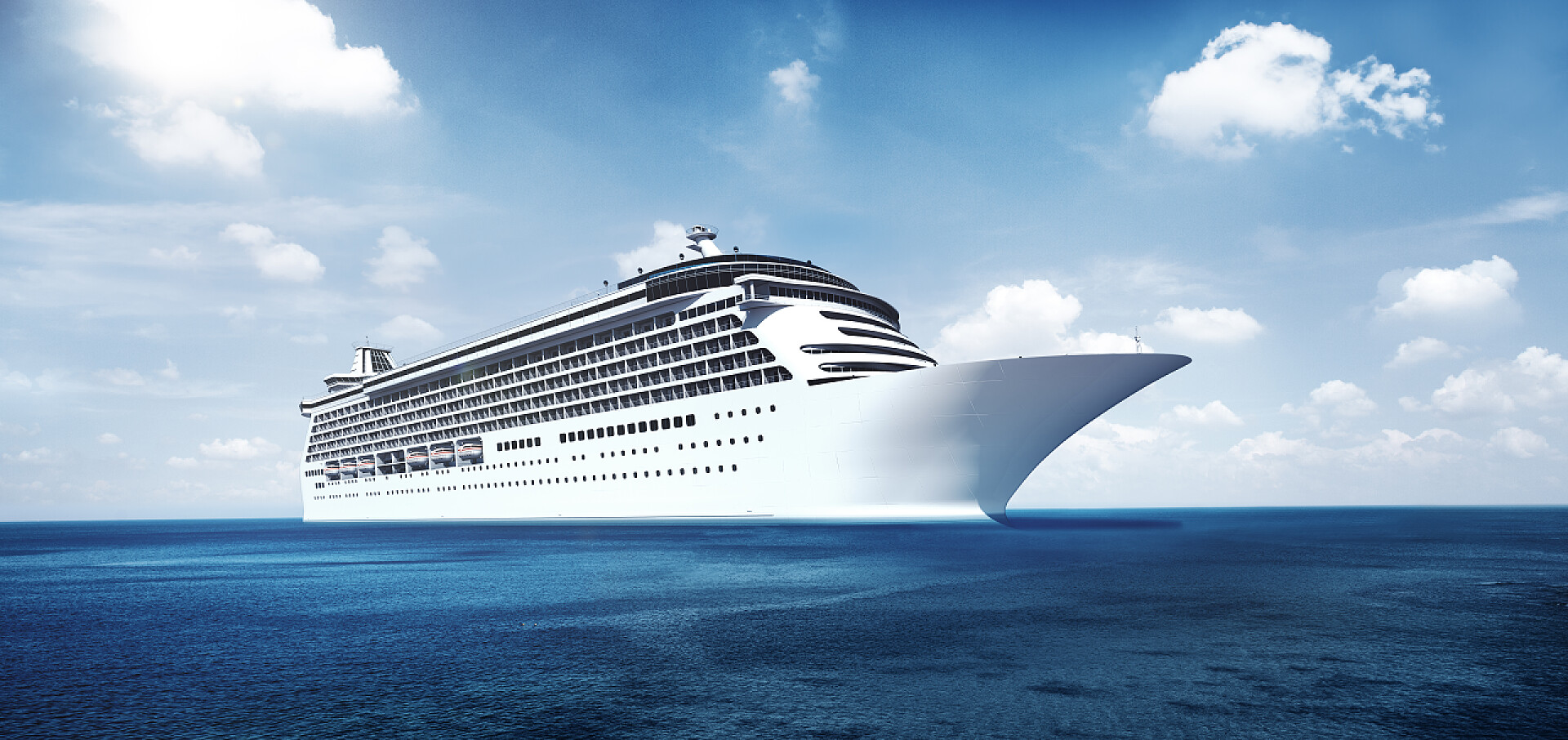 豪华游轮在宁静海上行驶豪华游轮