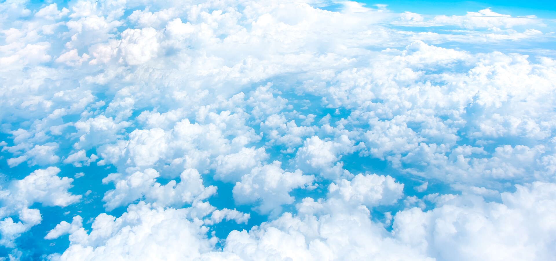 蓝蓝的天空和云顶部视图蓝蓝的天空鸟瞰图 