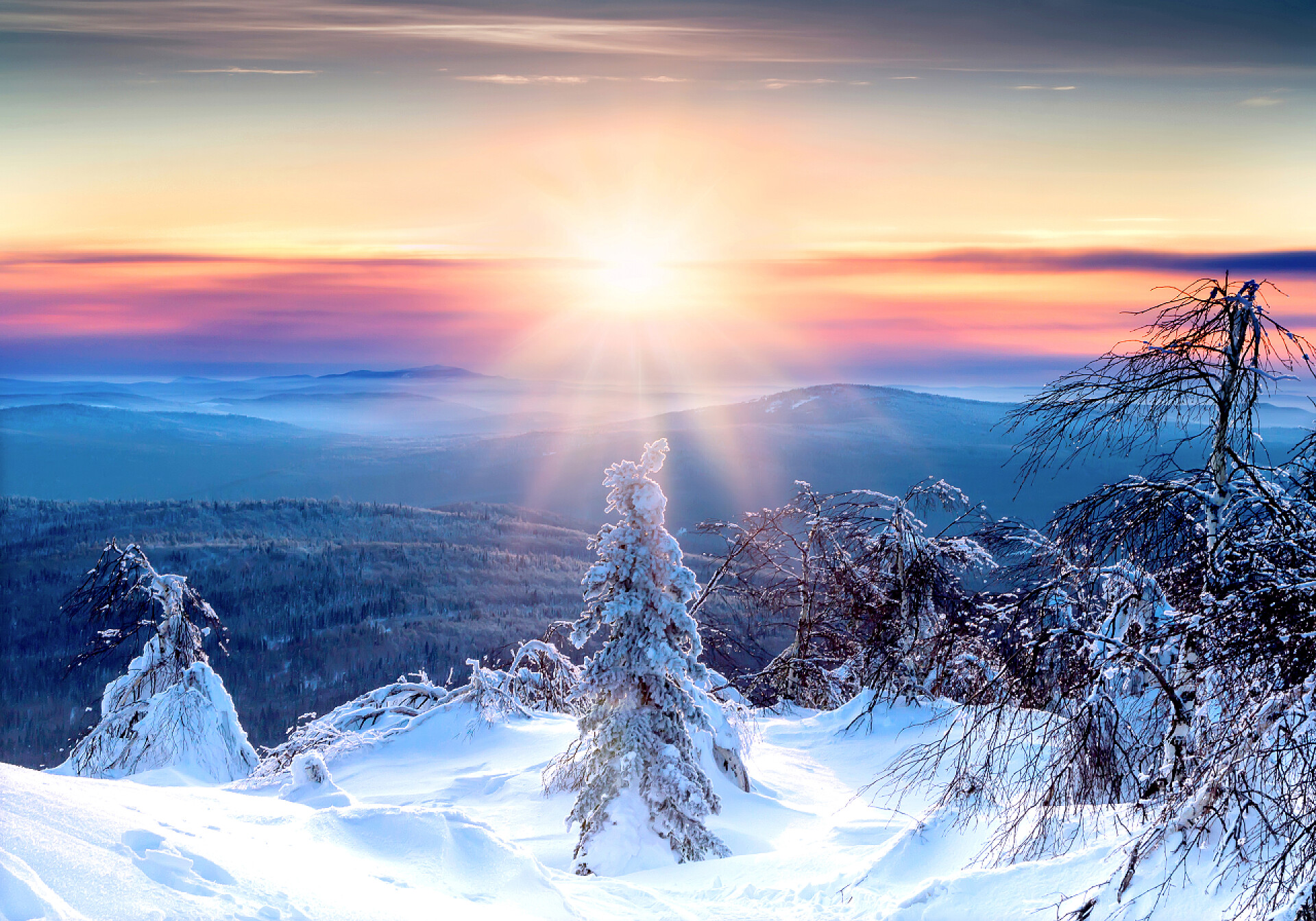 山脉上的日落景观山里的冬天