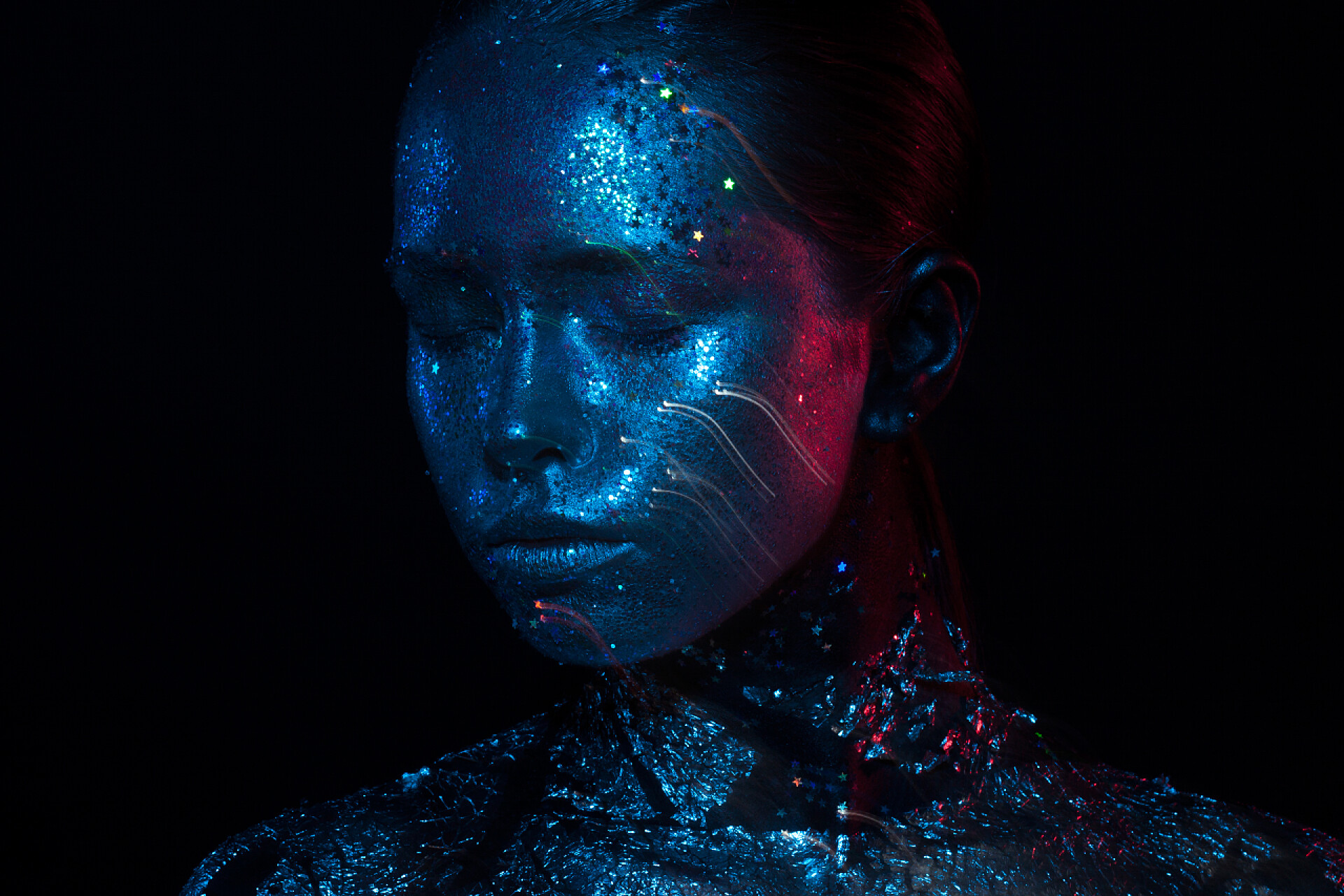 黑色背景前的炫彩科技美女图片蓝色和红色光美女写真!