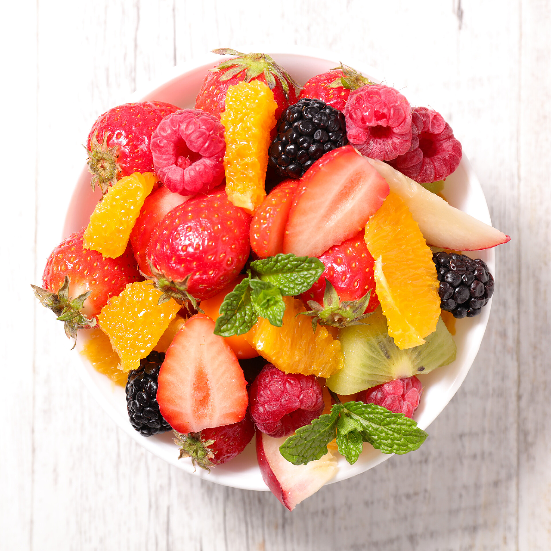 碗里五颜六色的水果沙拉多彩水果沙拉