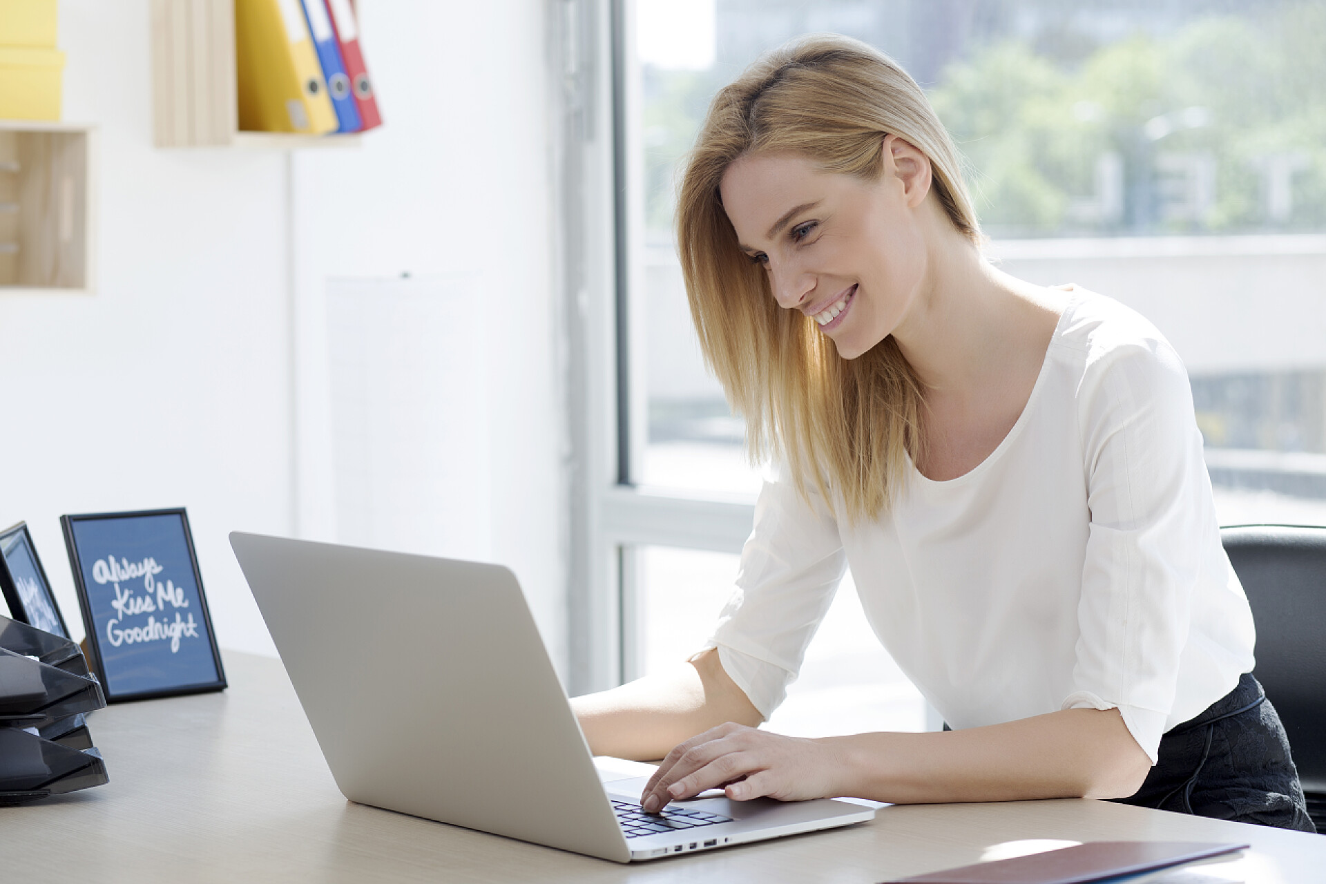 办公室美丽的年轻女商人女美丽的年轻商人，在办公室