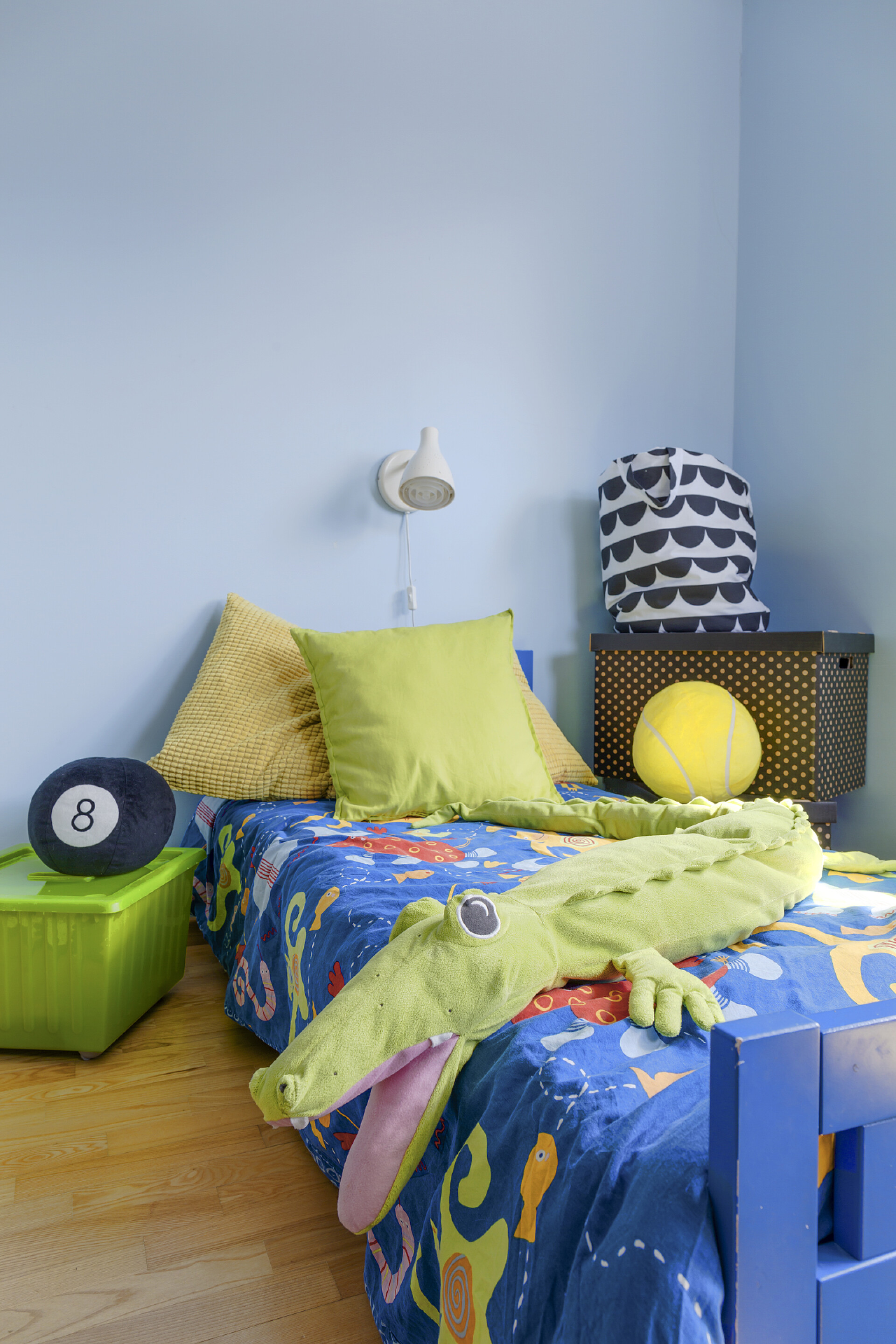 少年房间的角落等待一个小开小差的人到达