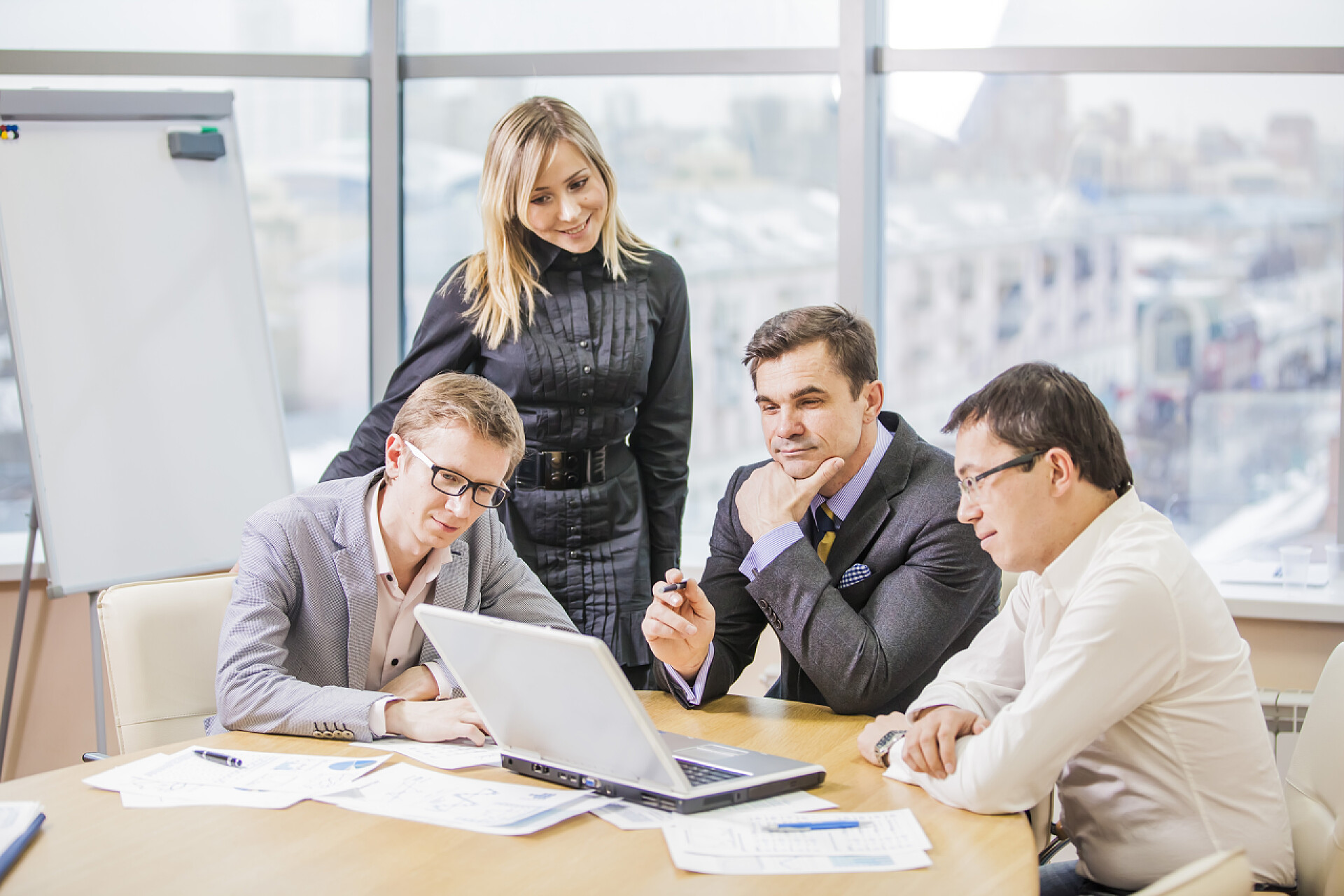 在会议上进行交流的商人由商人组成的小组在简报会上讨论一个重要问题