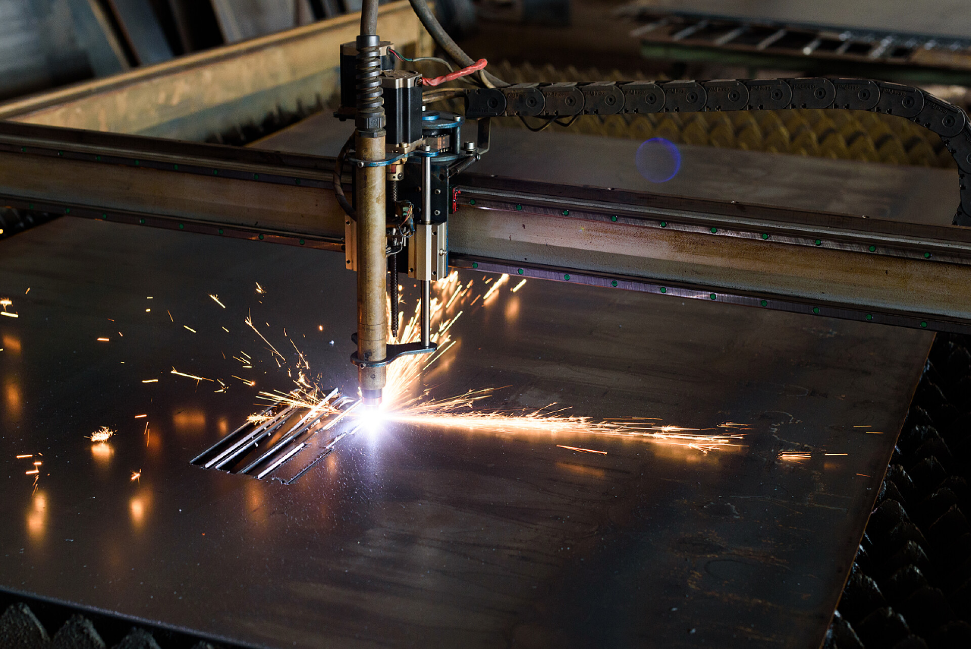 金属材料的切割特写金属材料的磨削，具有明亮的橙色飞行火花