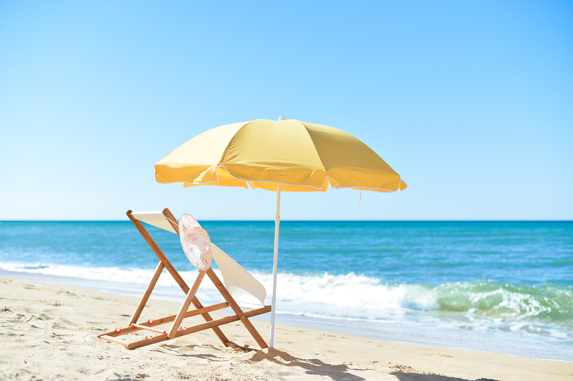 热带海滩度假背景女帽、 椅子和伞上令人惊叹的热带海滩背景度假