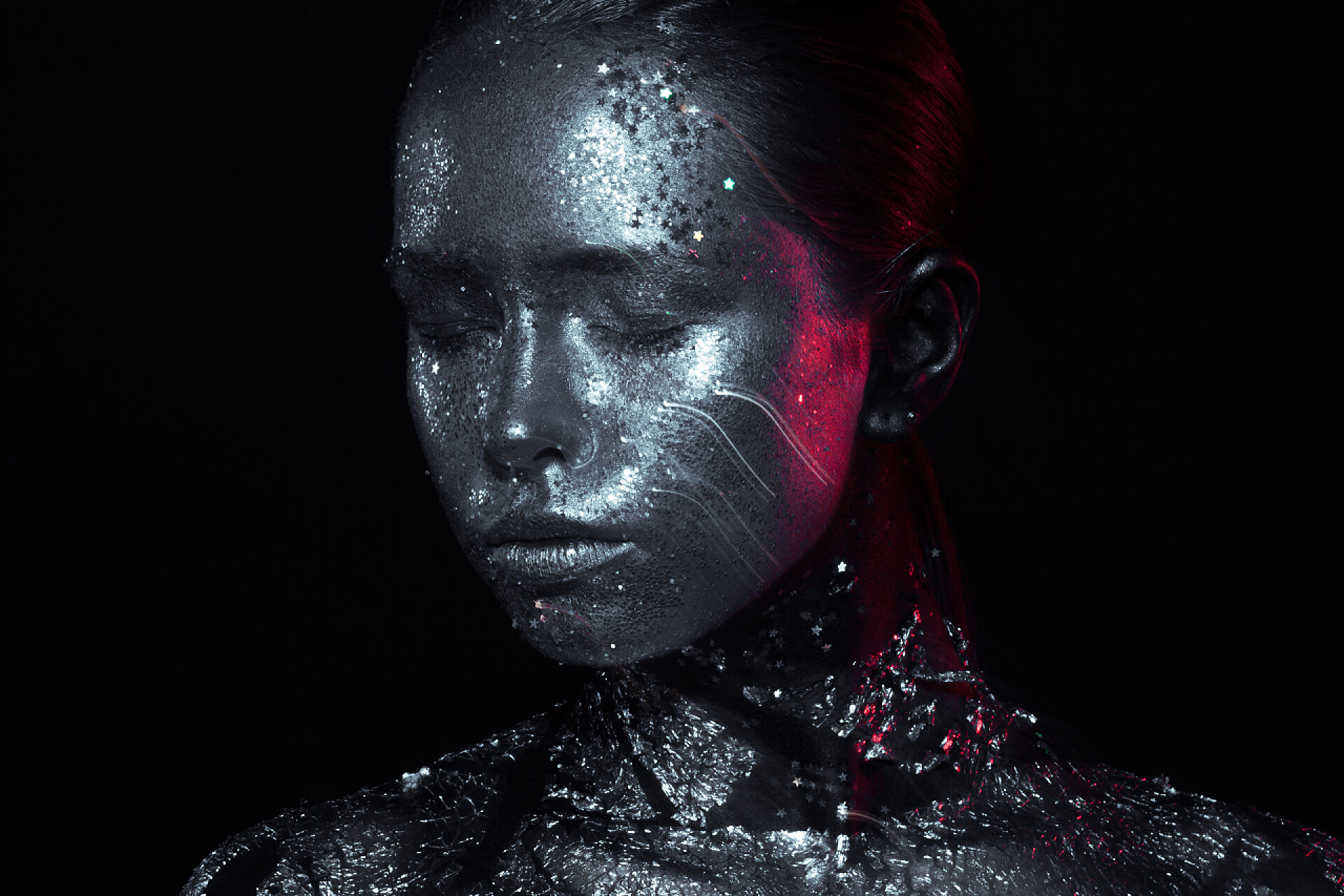 黑色背景下脸上涂抹铜的女人美丽 ！青铜和红光美女写真!