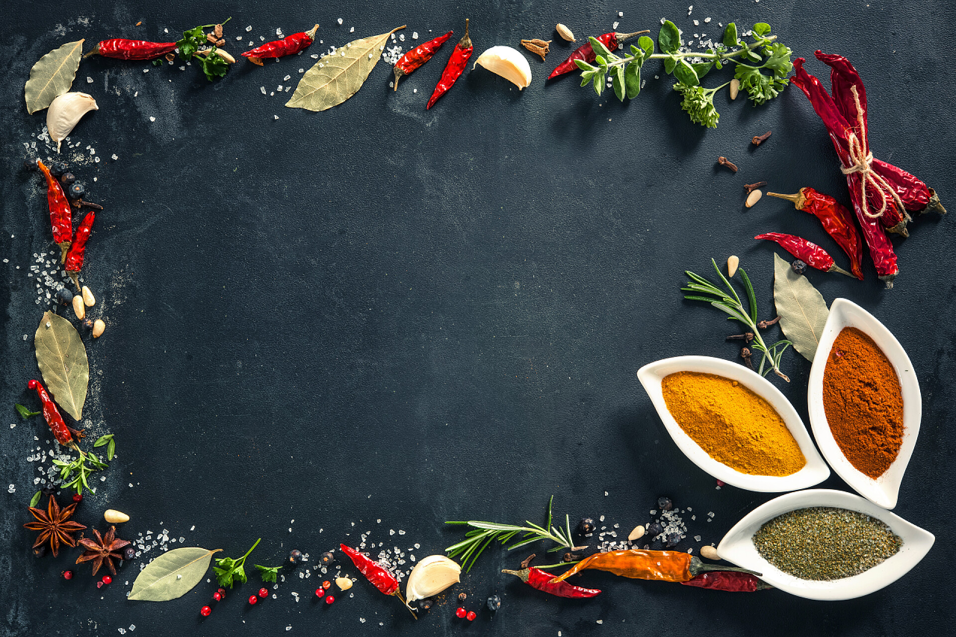 草药和香料在石头上围成边框草药和香料在黑色的石头背景