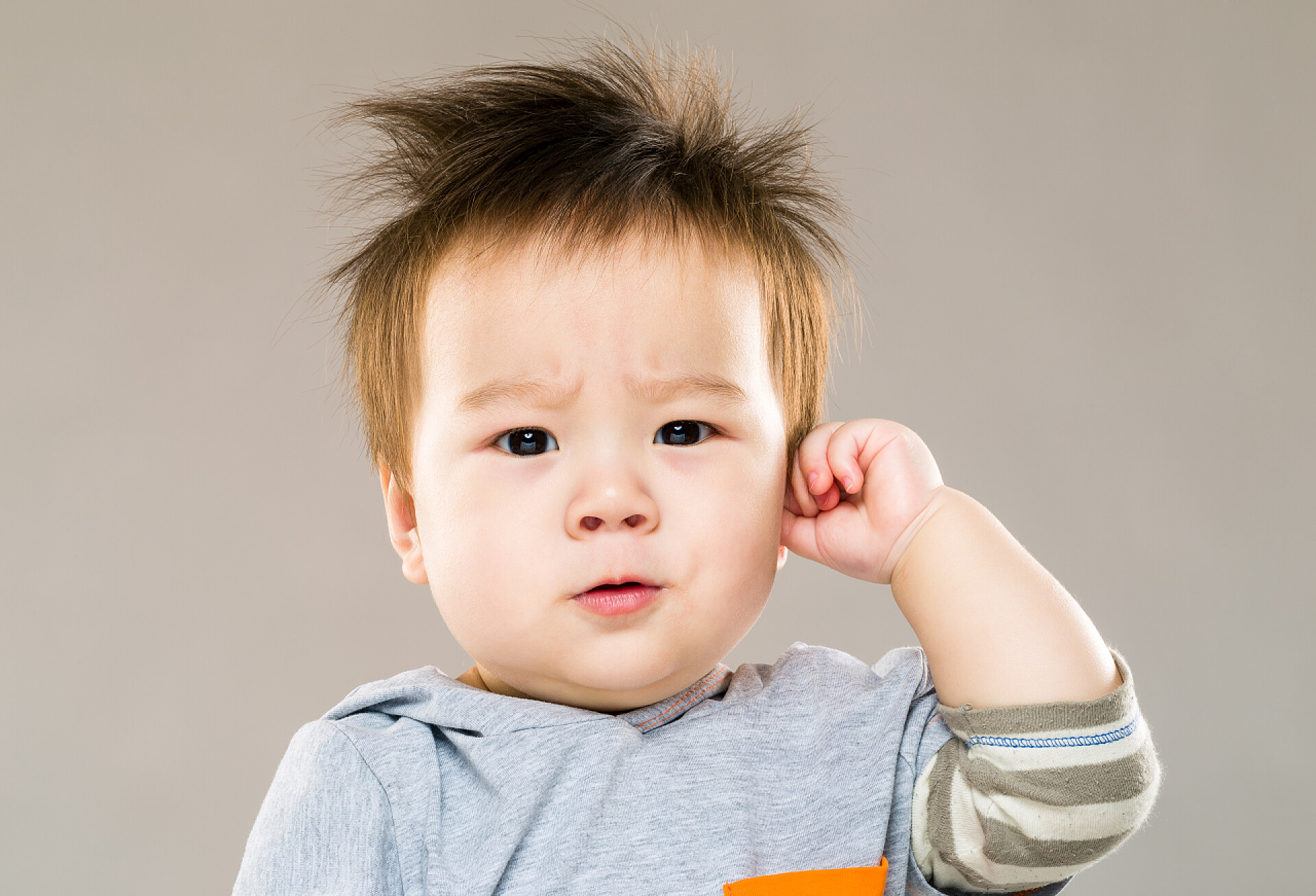 目视前方的可爱儿童可爱的小宝贝期待相机