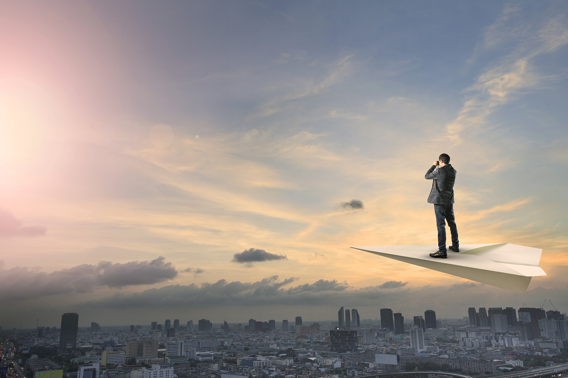 商人在纸飞机上飞过城市的场景拍摄商人在以上城市现场监视镜头纸飞机飞行