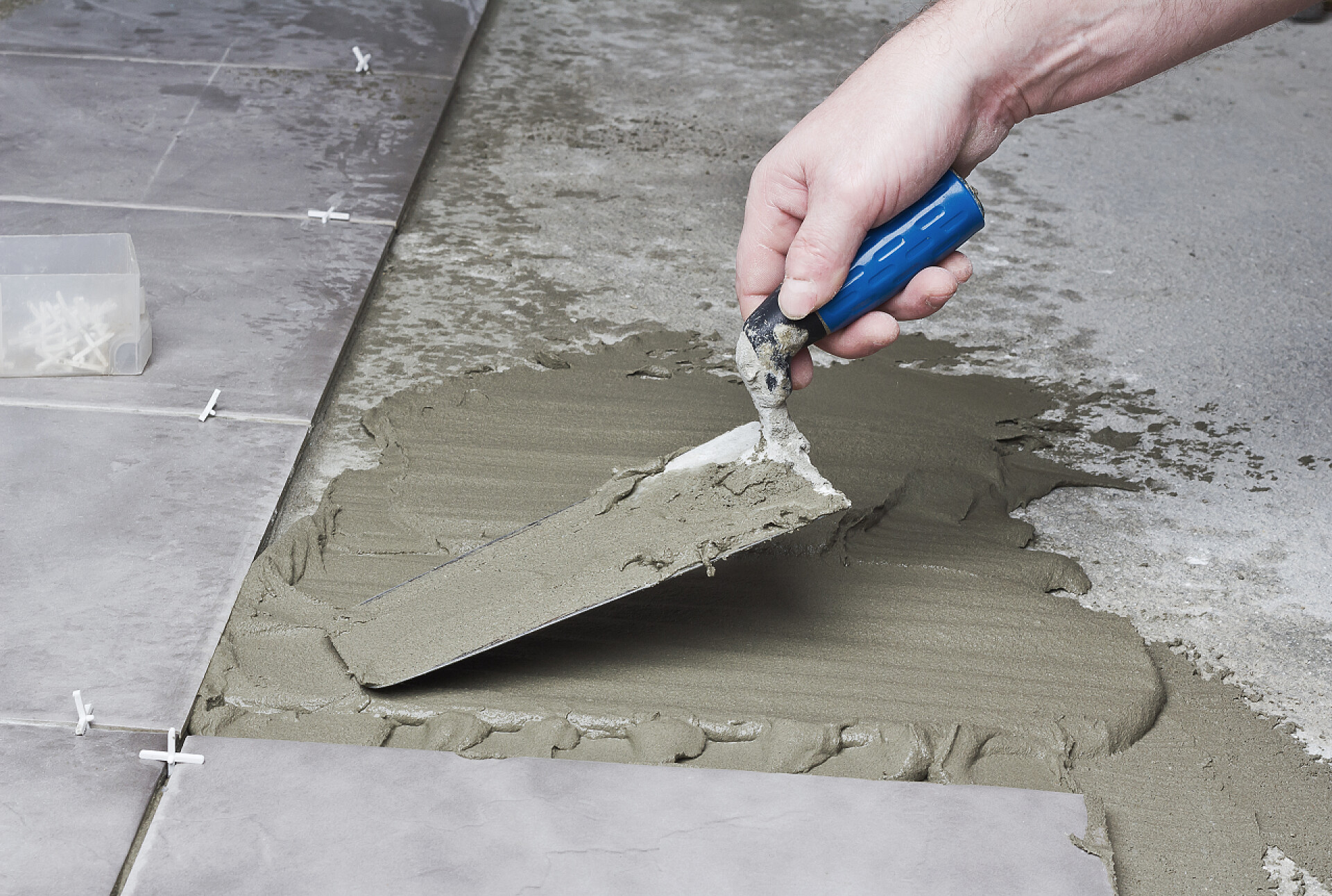 拿铲子铺水泥的特写