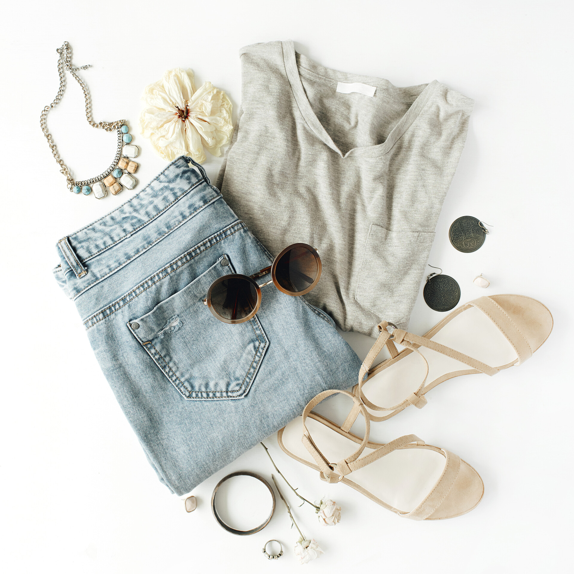 白色背景上放置的女性衣服和配饰平躺的女性对象