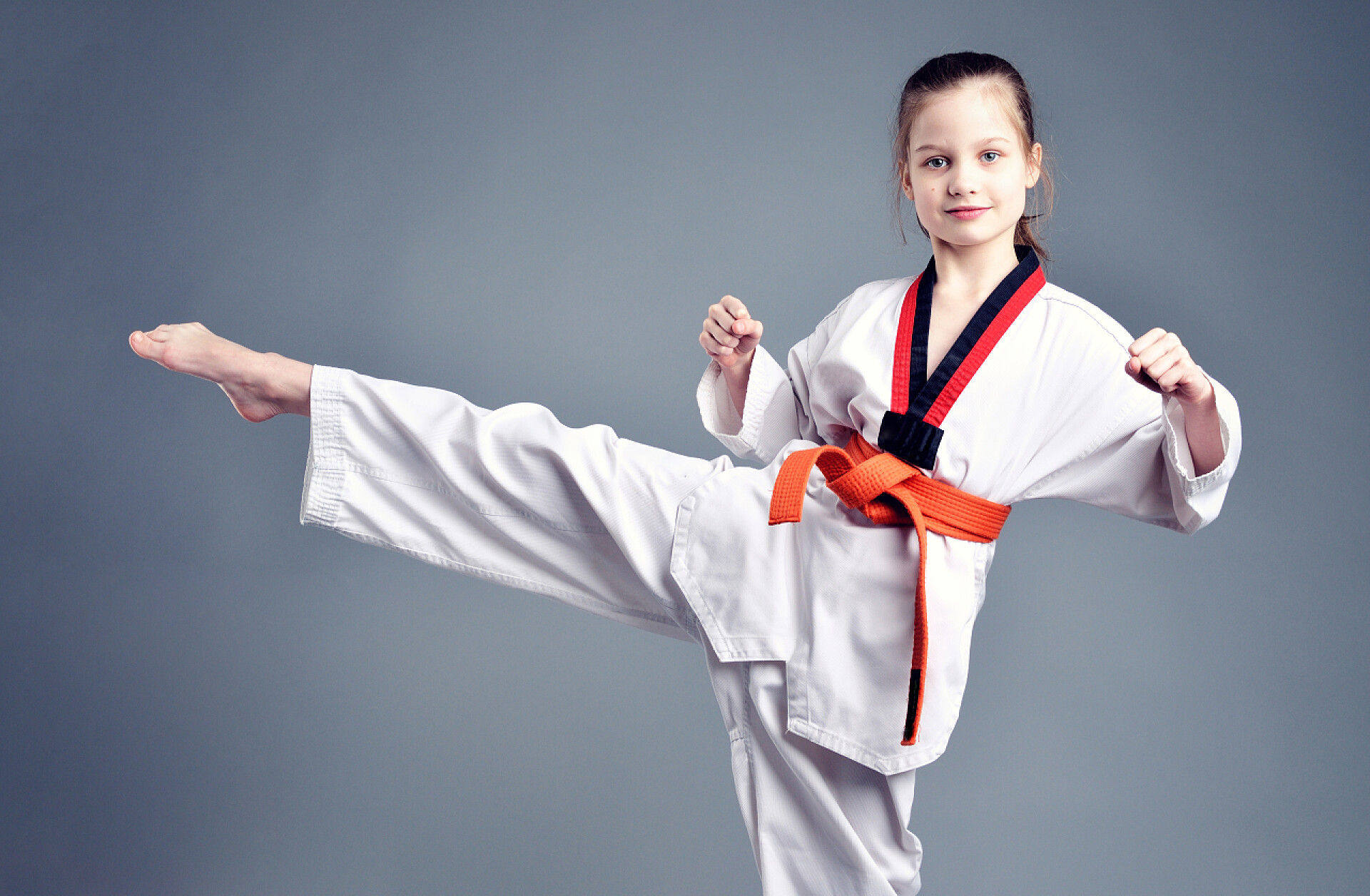 一名跆拳道女孩做训练运动健身配图在白色的和服的小女孩