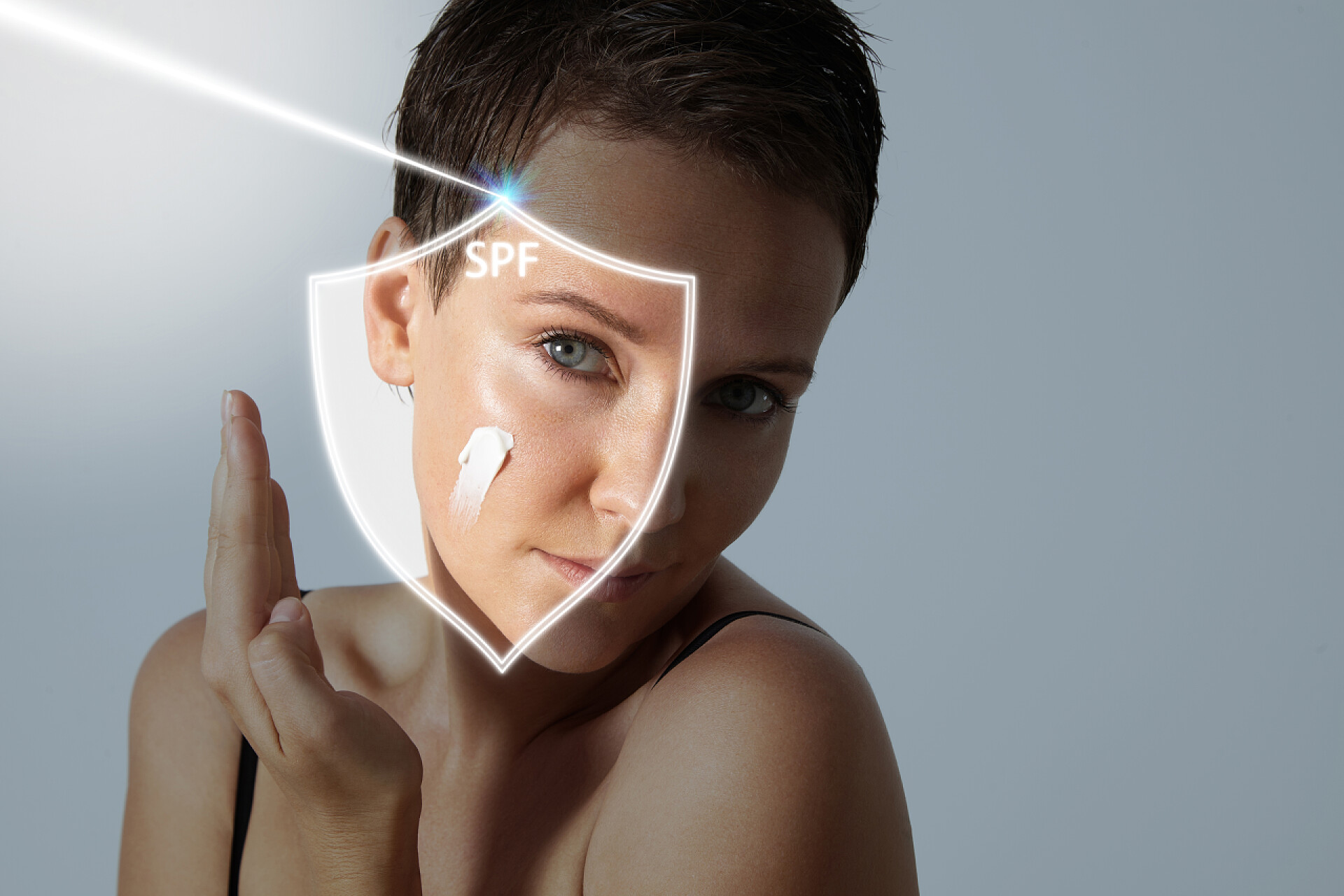 一名女性表示防晒重要性护肤配图奶油和盾牌的女人