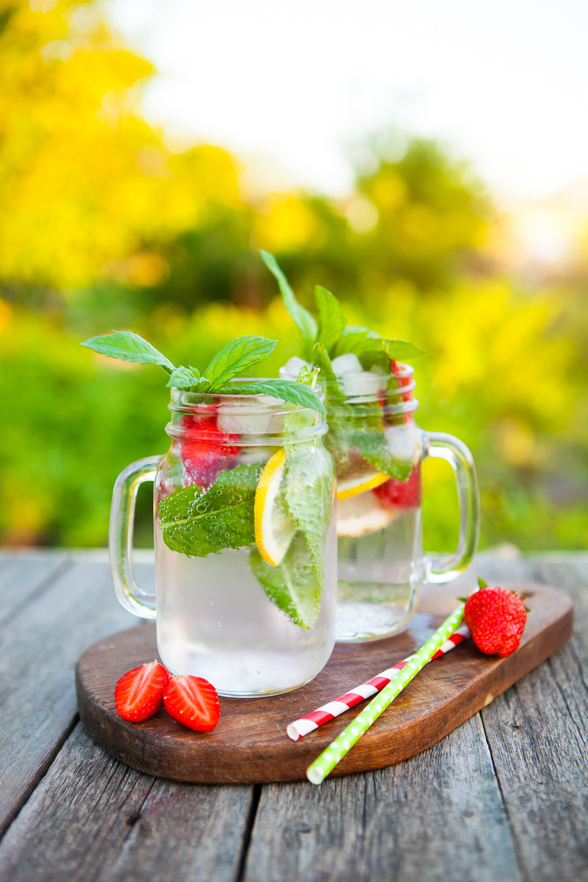 夏天户外木桌上放着水果饮料清新健康配图寒冷的夏天喝薄荷、 草莓和柠檬