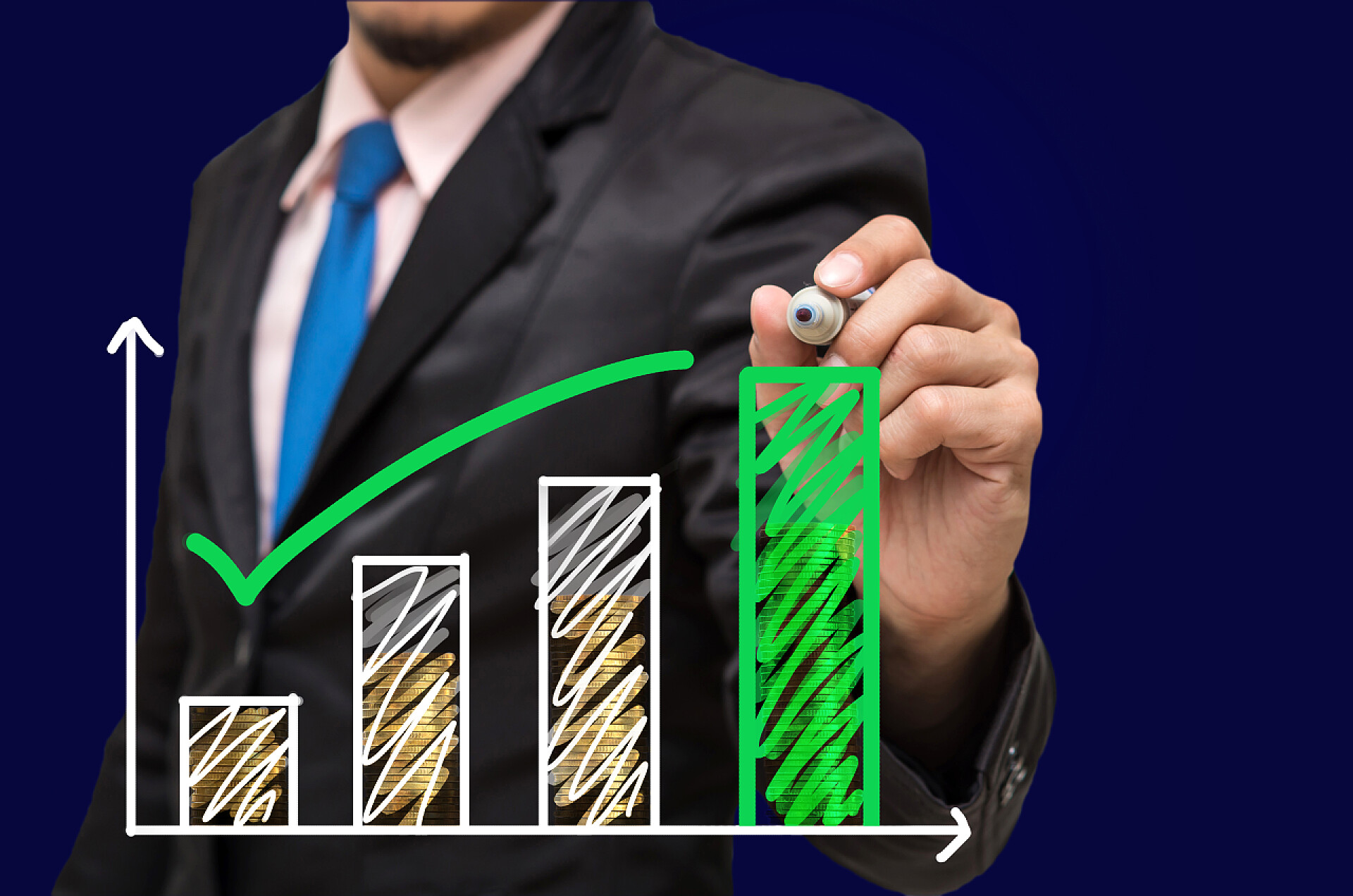 一名商人手上拿笔在深蓝色背板画折线图商业投资配图商人手写作图 