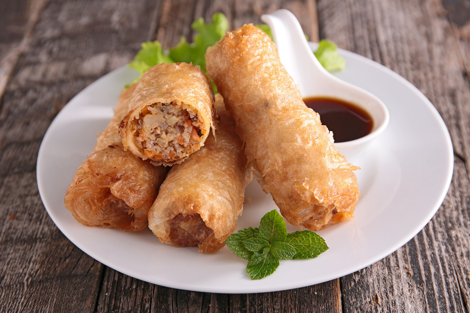 近景桌上的盘子春卷和酱汁营养美食配图春卷和酱汁