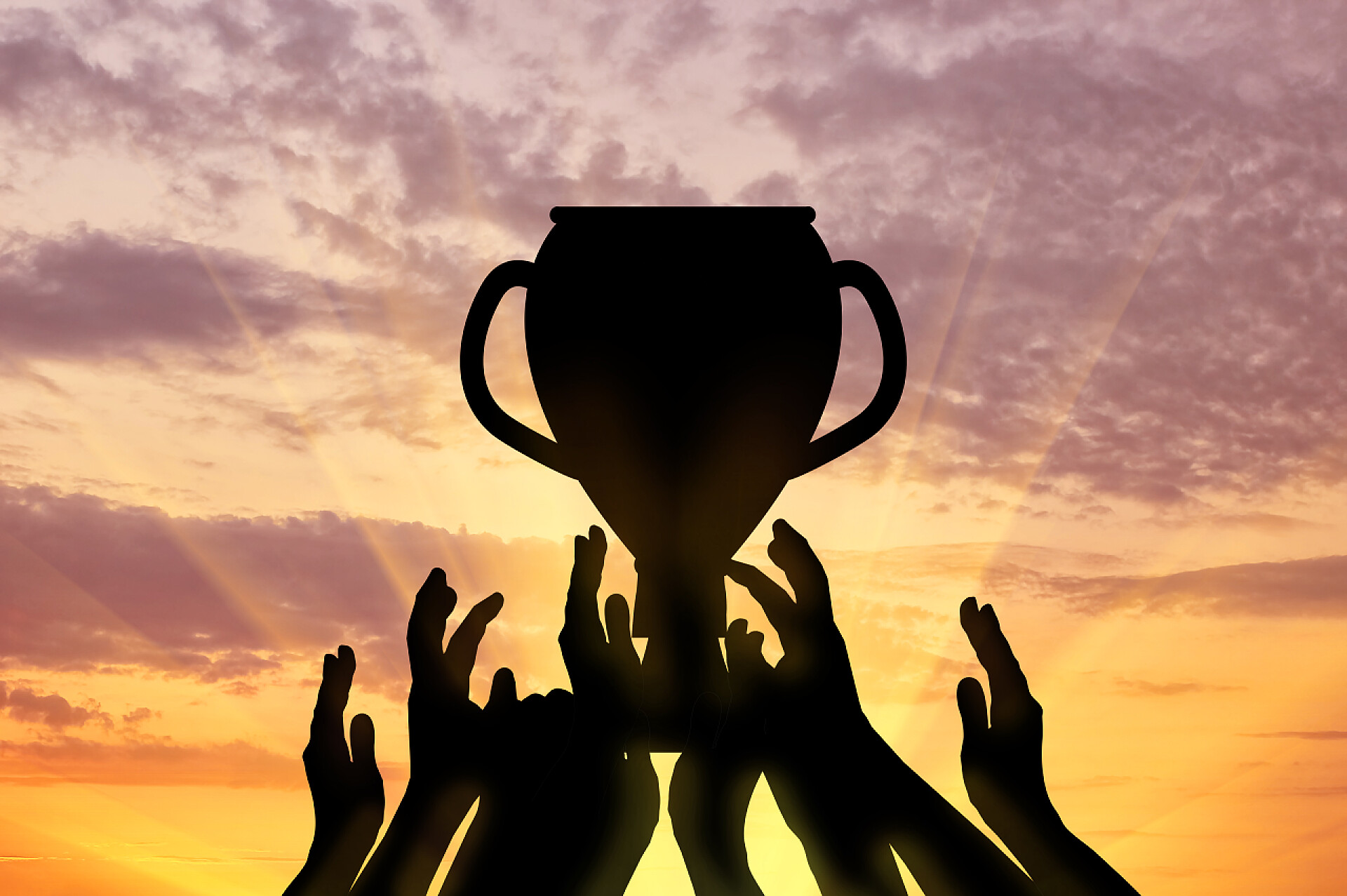 手里拿的冠军奖杯在天空的剪影一只手握着冠军奖杯的剪影