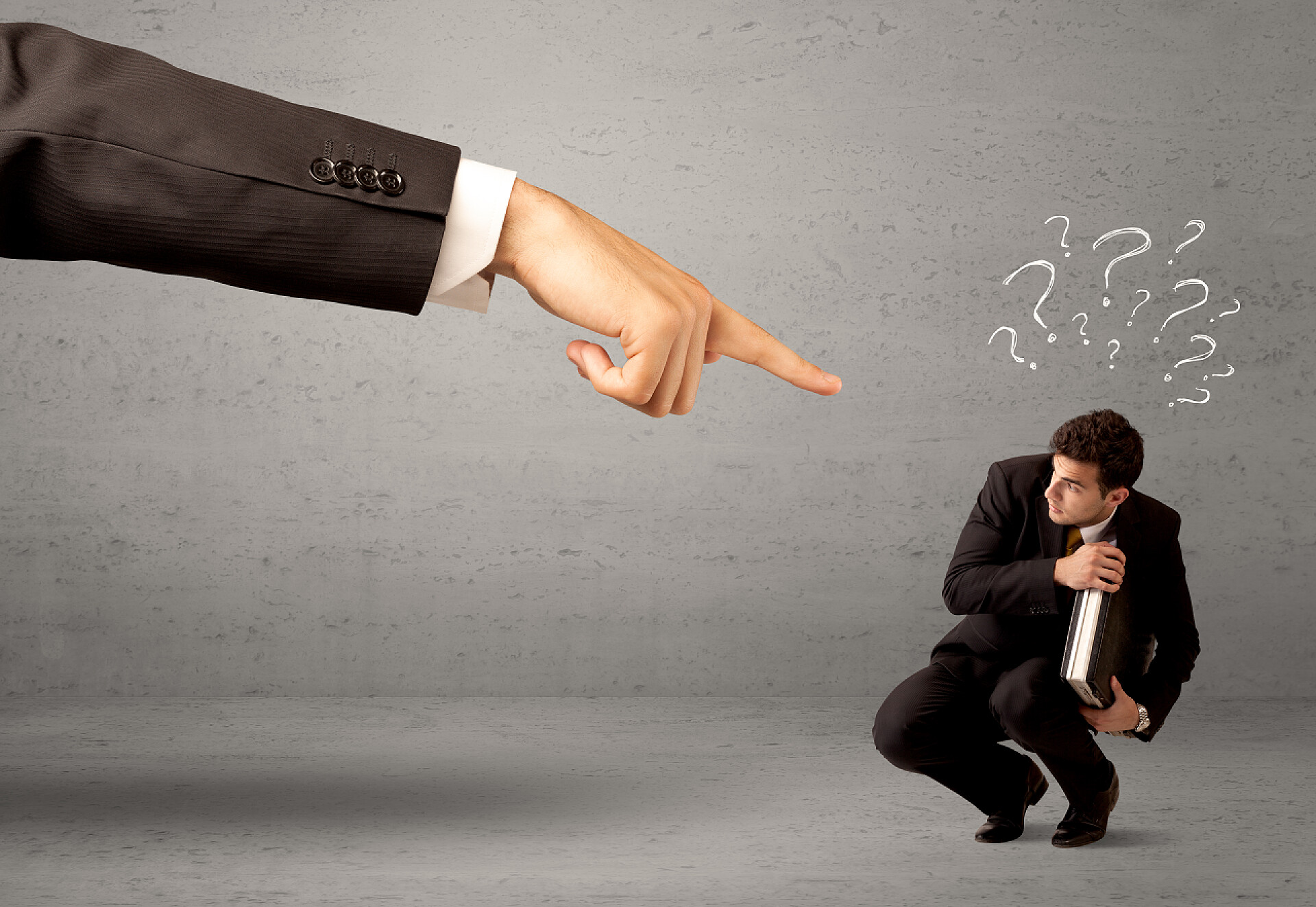 被一只手指着教训的困惑男人混淆不清的员工接到老板的命令