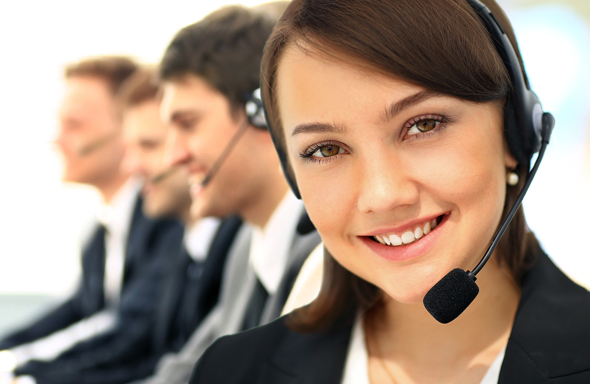 办公室正在工作的客服人员快乐的呼叫中心经理团队在现代办公室合作