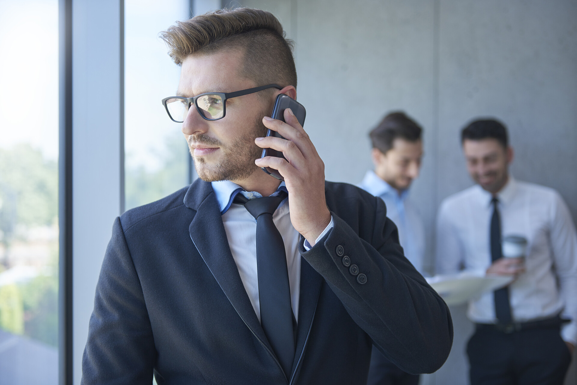 用移动电话打电话的商人在移动电话上打电话的商人 