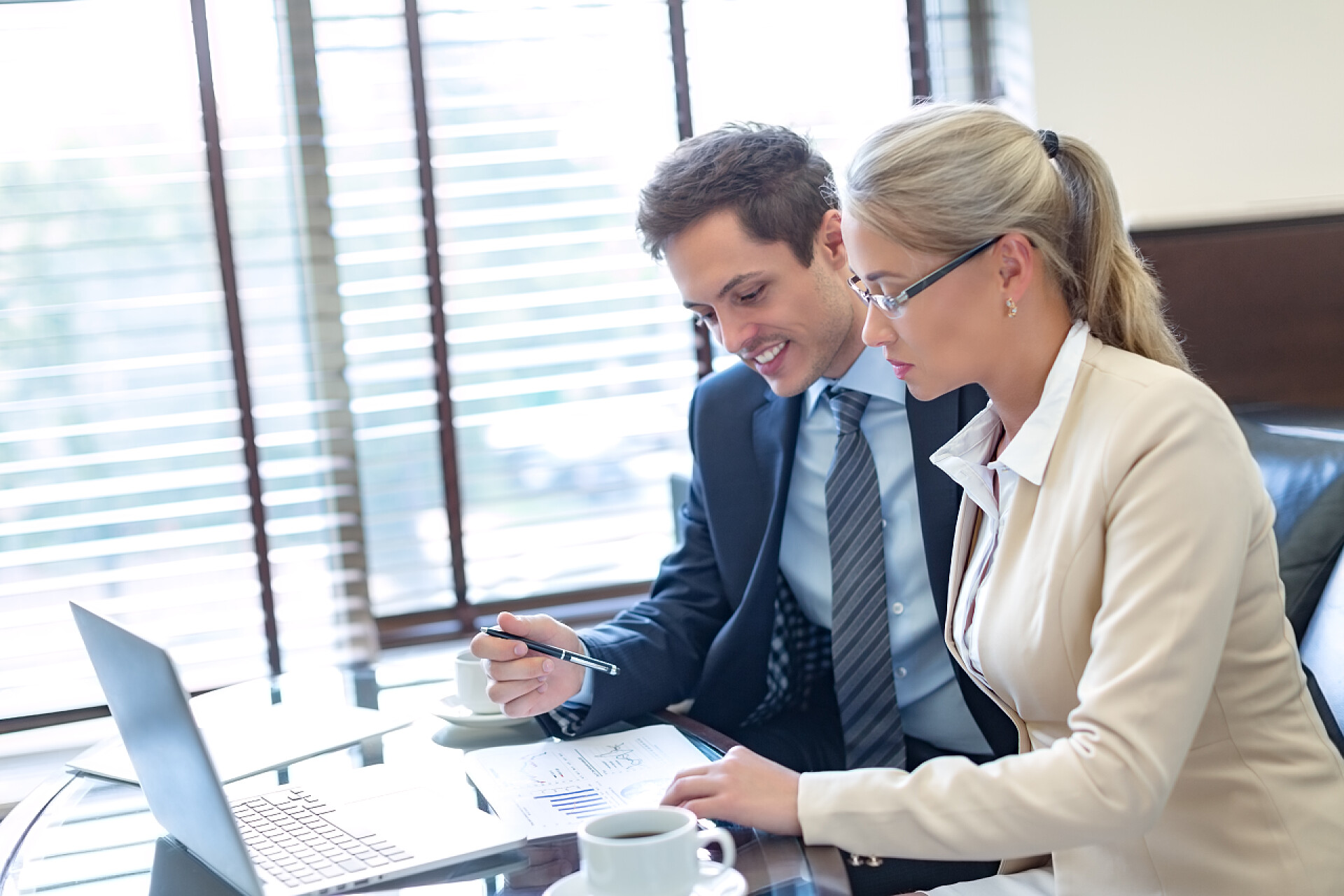 在办公室看电脑分析数据的合伙人在位商界人士