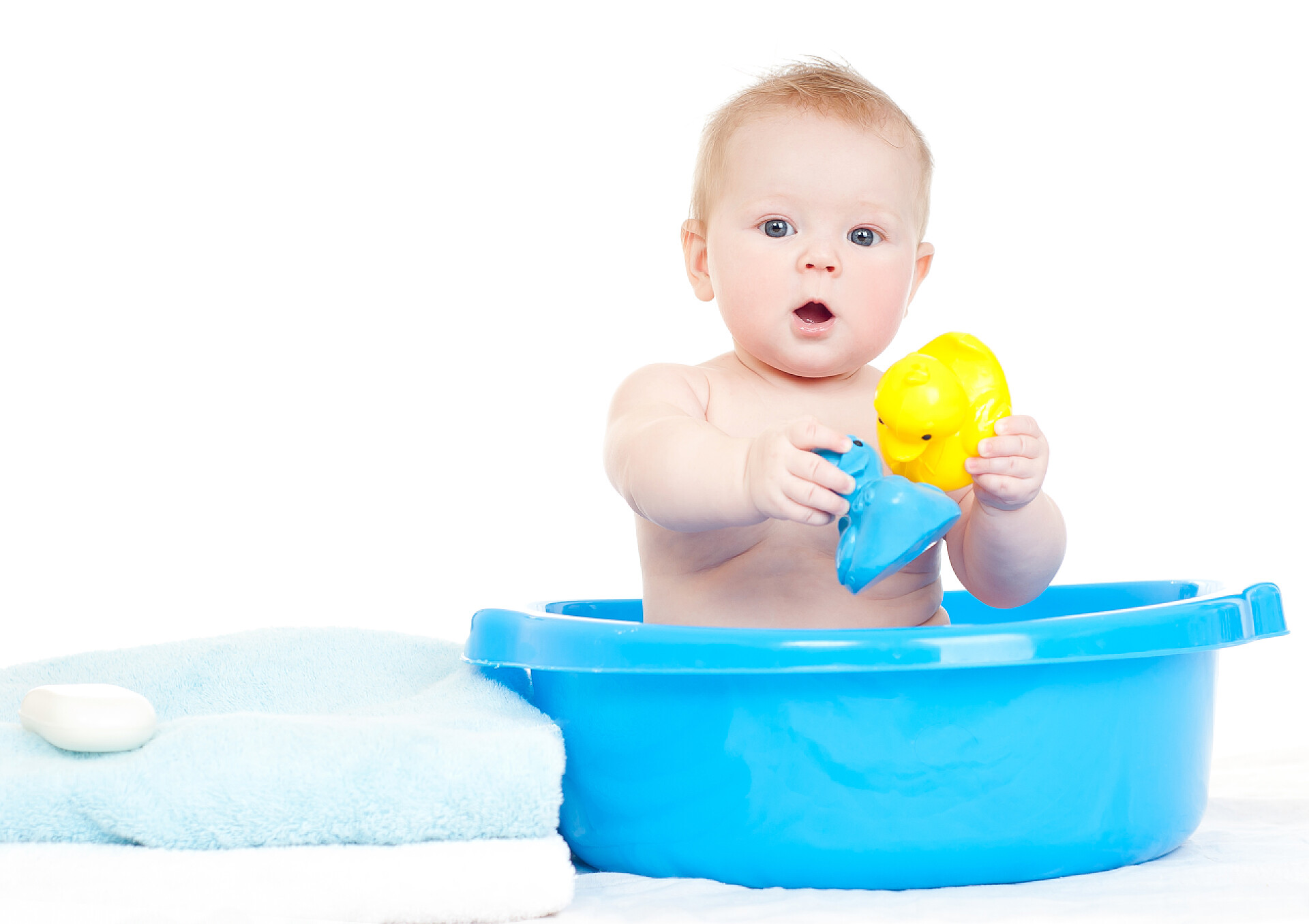 坐在蓝色水棚里玩玩具的可爱宝宝有趣的婴儿在浴缸里