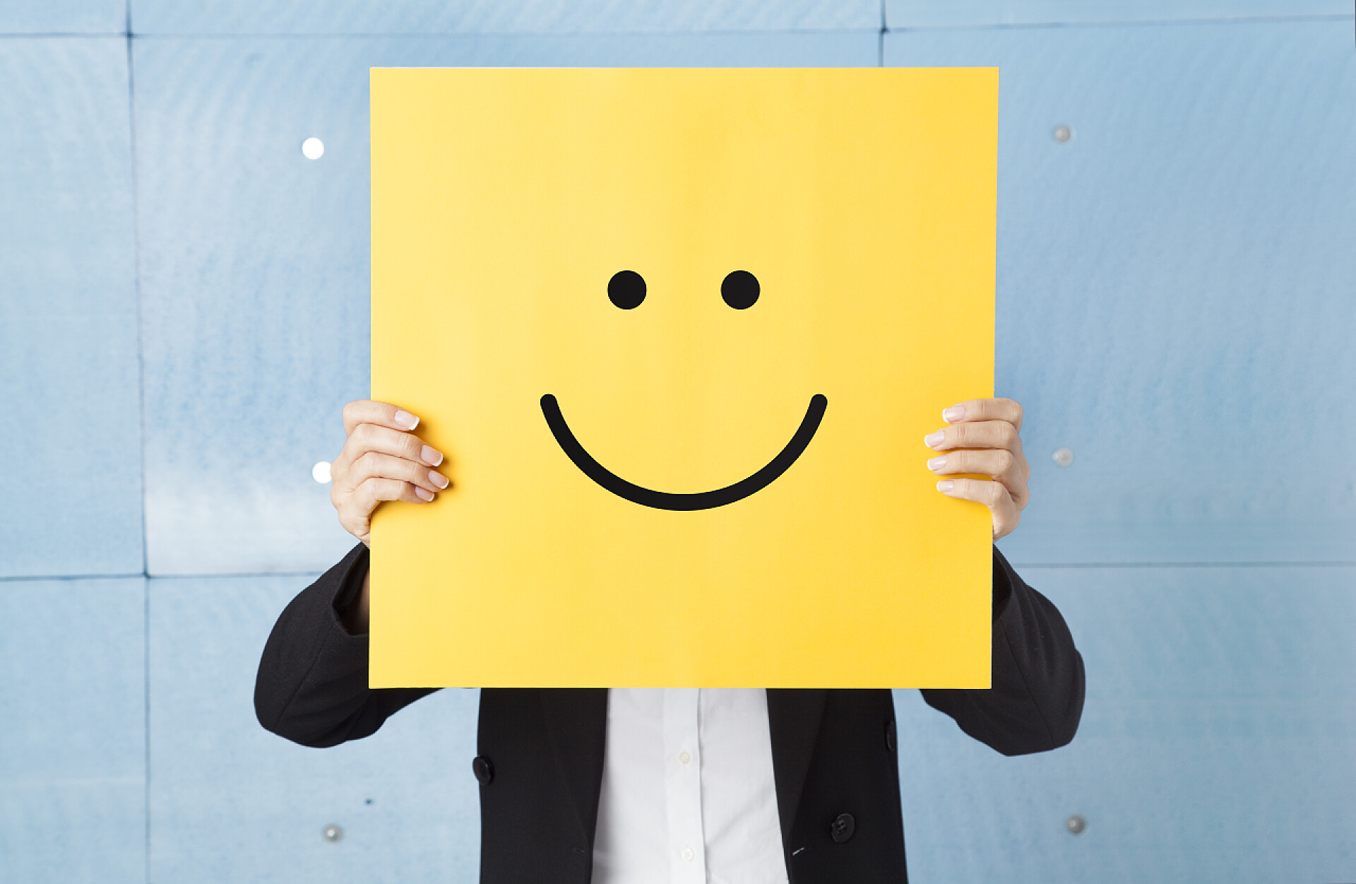 举着黄色笑脸的年轻女人チワワ直立