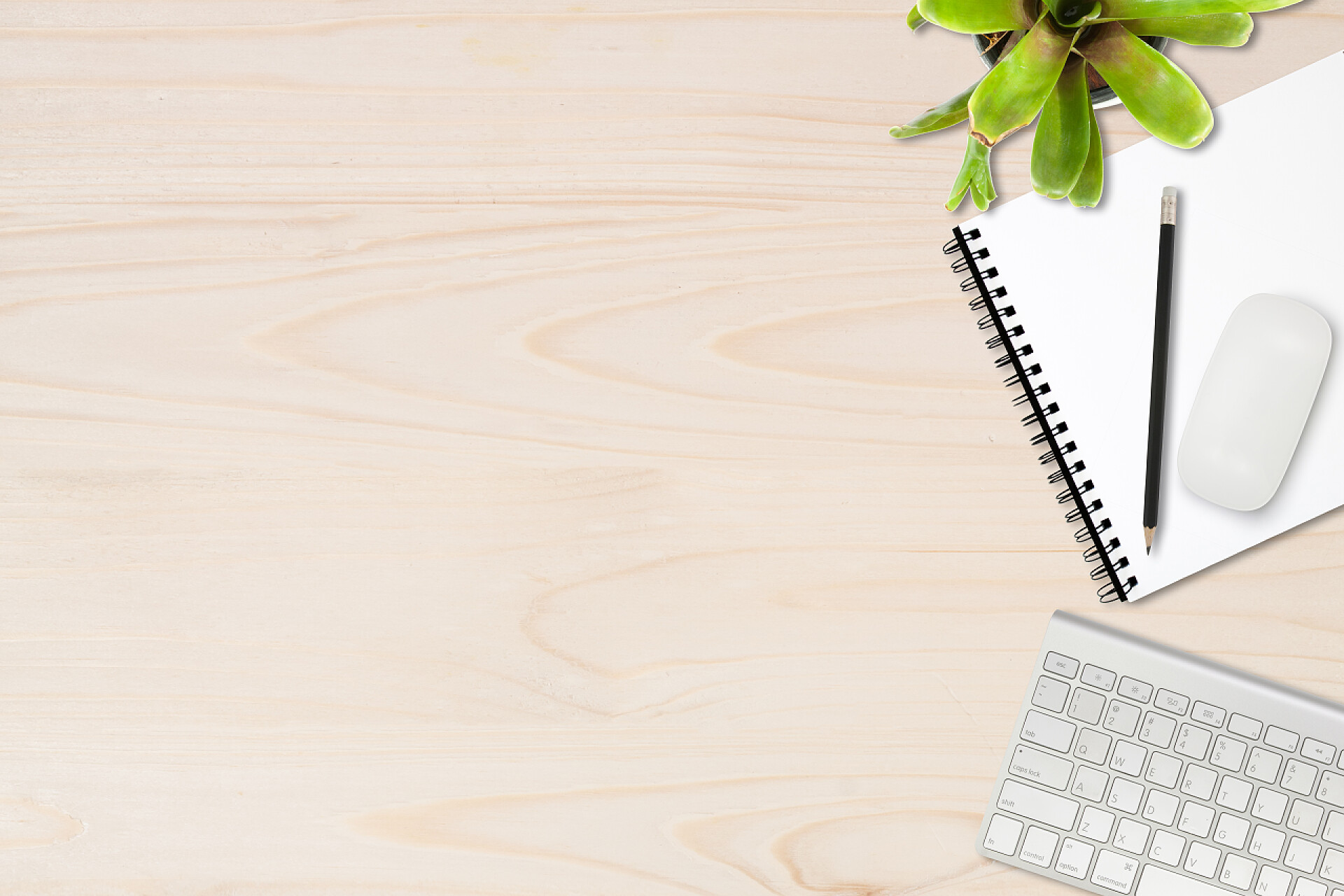 桌子上的记事本和键盘工作表与记事本计算机从上面复制空间