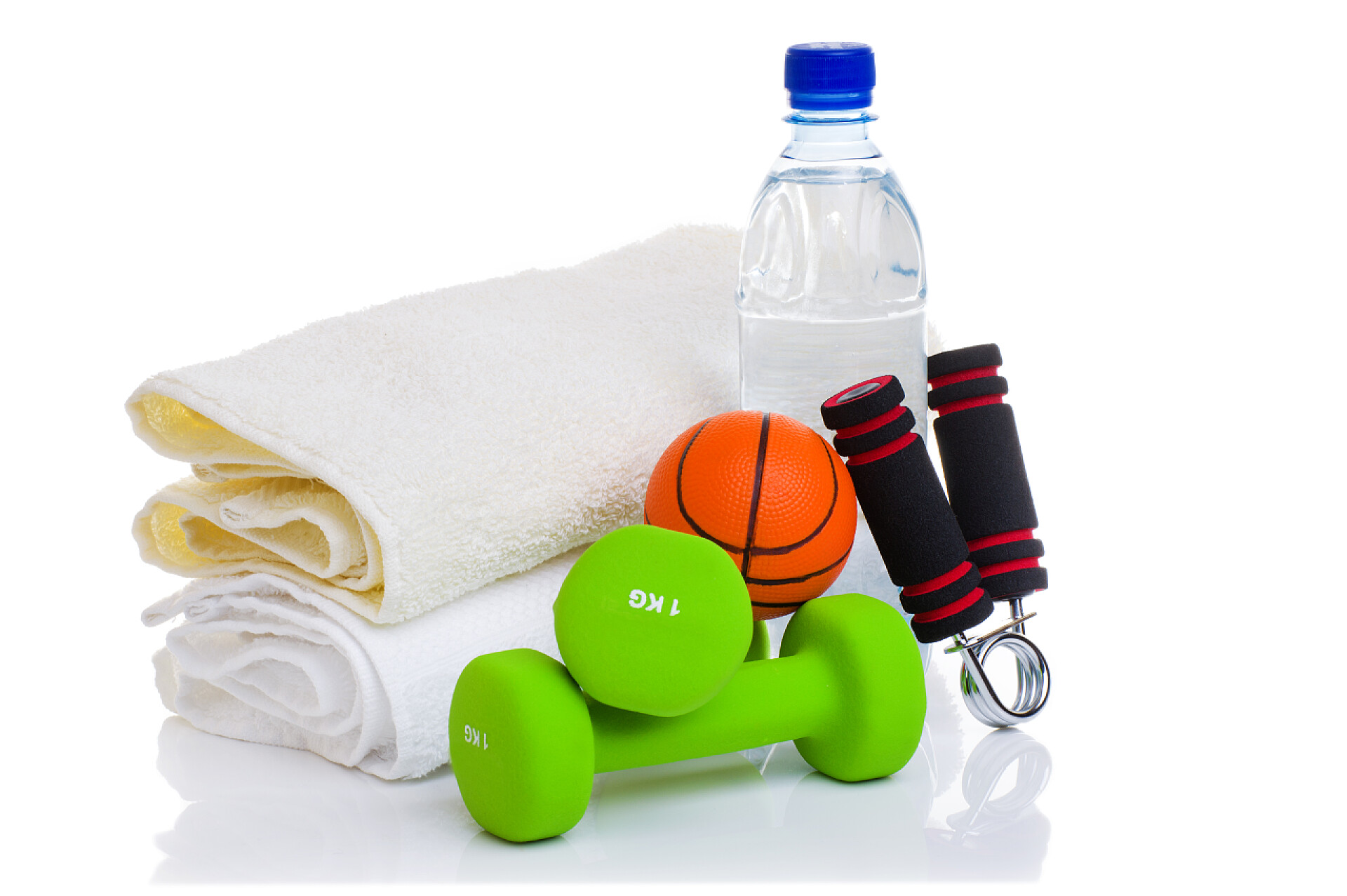 运动健身器材和毛巾白色隔离的健身器材