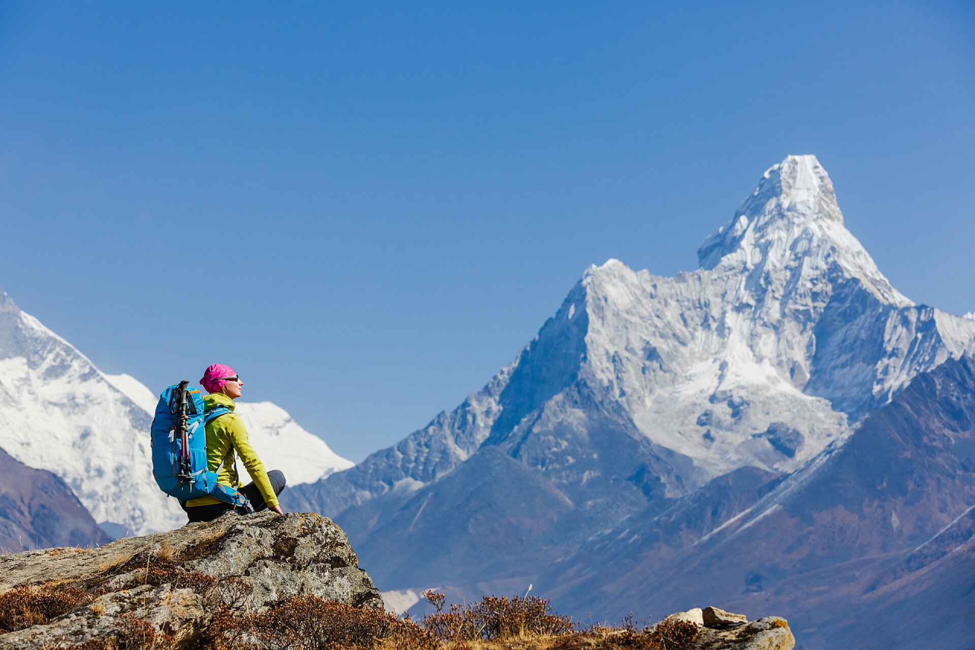 登上山顶看喜马拉雅山风景的旅行者背负背包的女旅行家，背景上是美丽的夏季喜马拉雅山风景