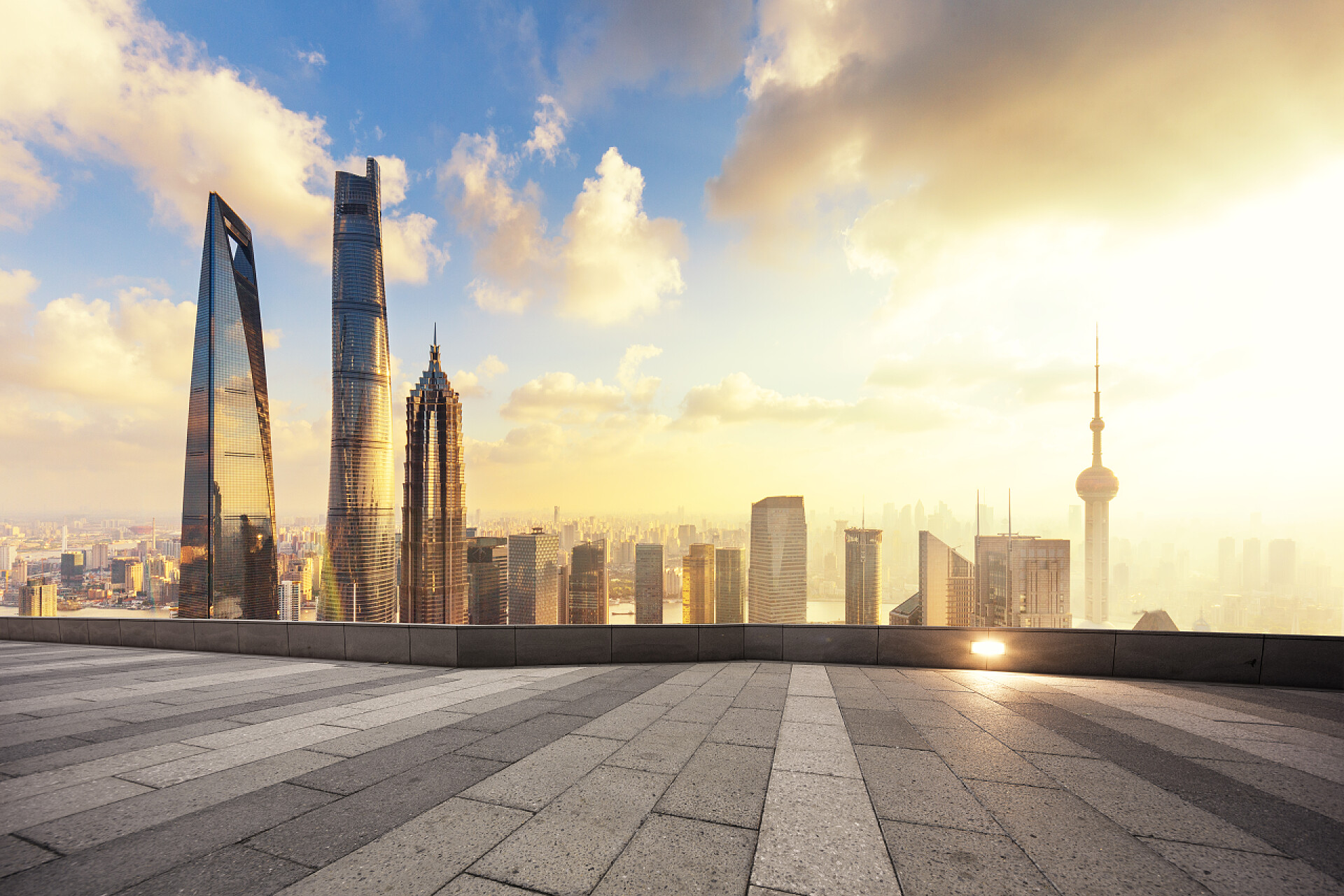 早晨阳光下的城市建筑城市景观和砖地板从上海的城市天际线