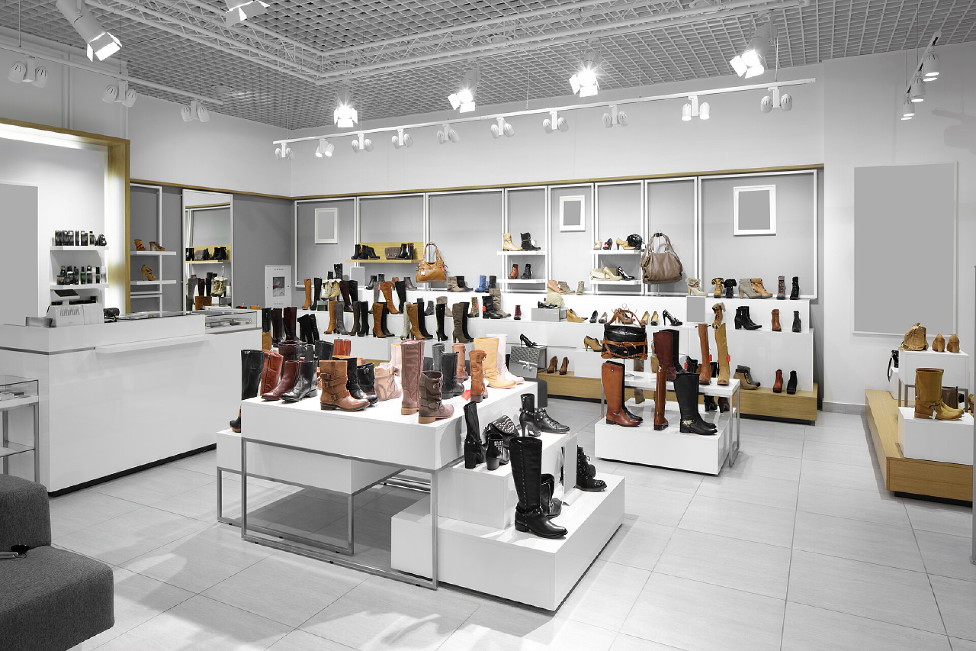 现代商场鞋店内部明亮的装修内政部在现代欧洲商城的鞋店