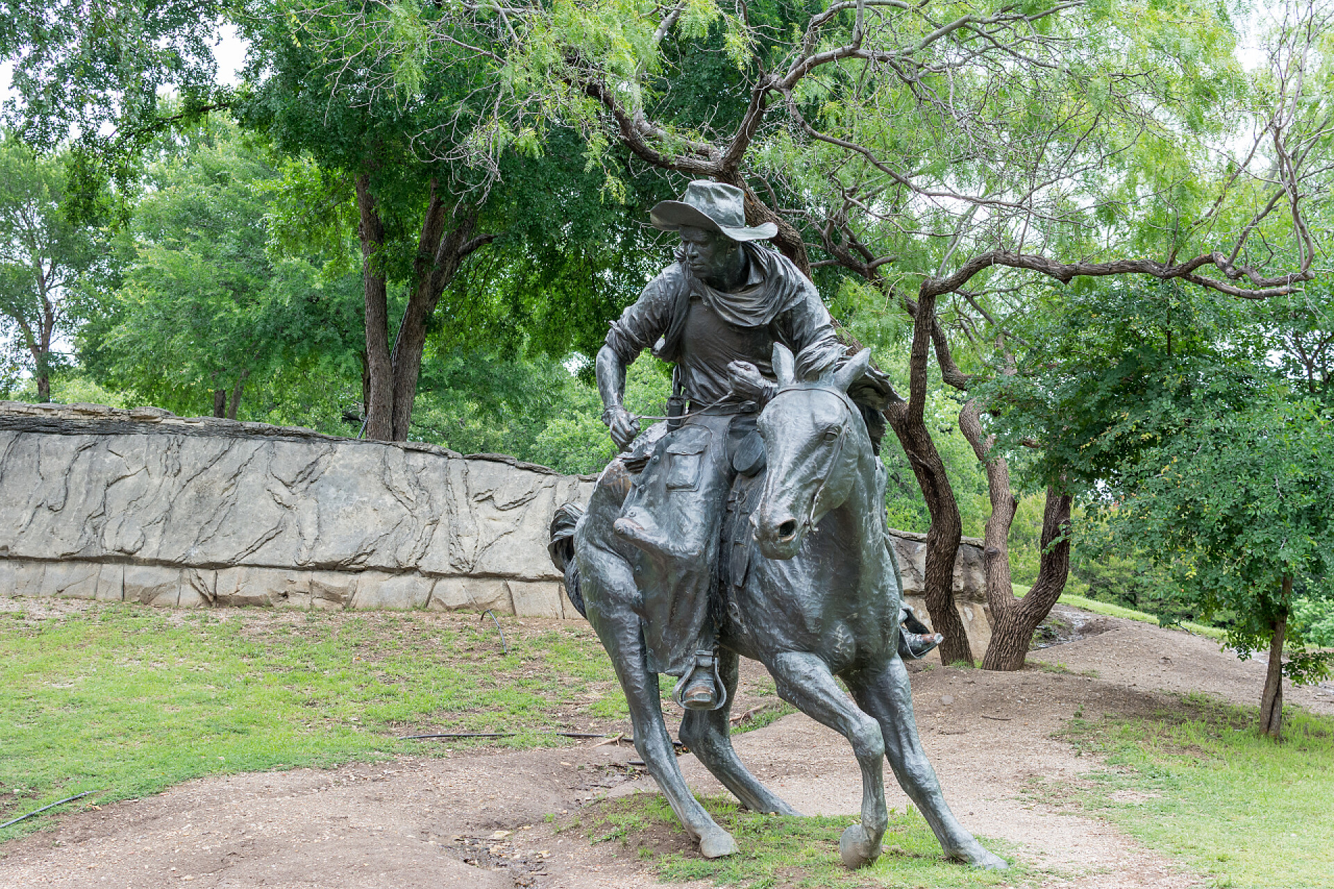 在德克萨斯州达拉斯市先锋广场上的青铜牛仔雕塑牛仔的青铜雕塑