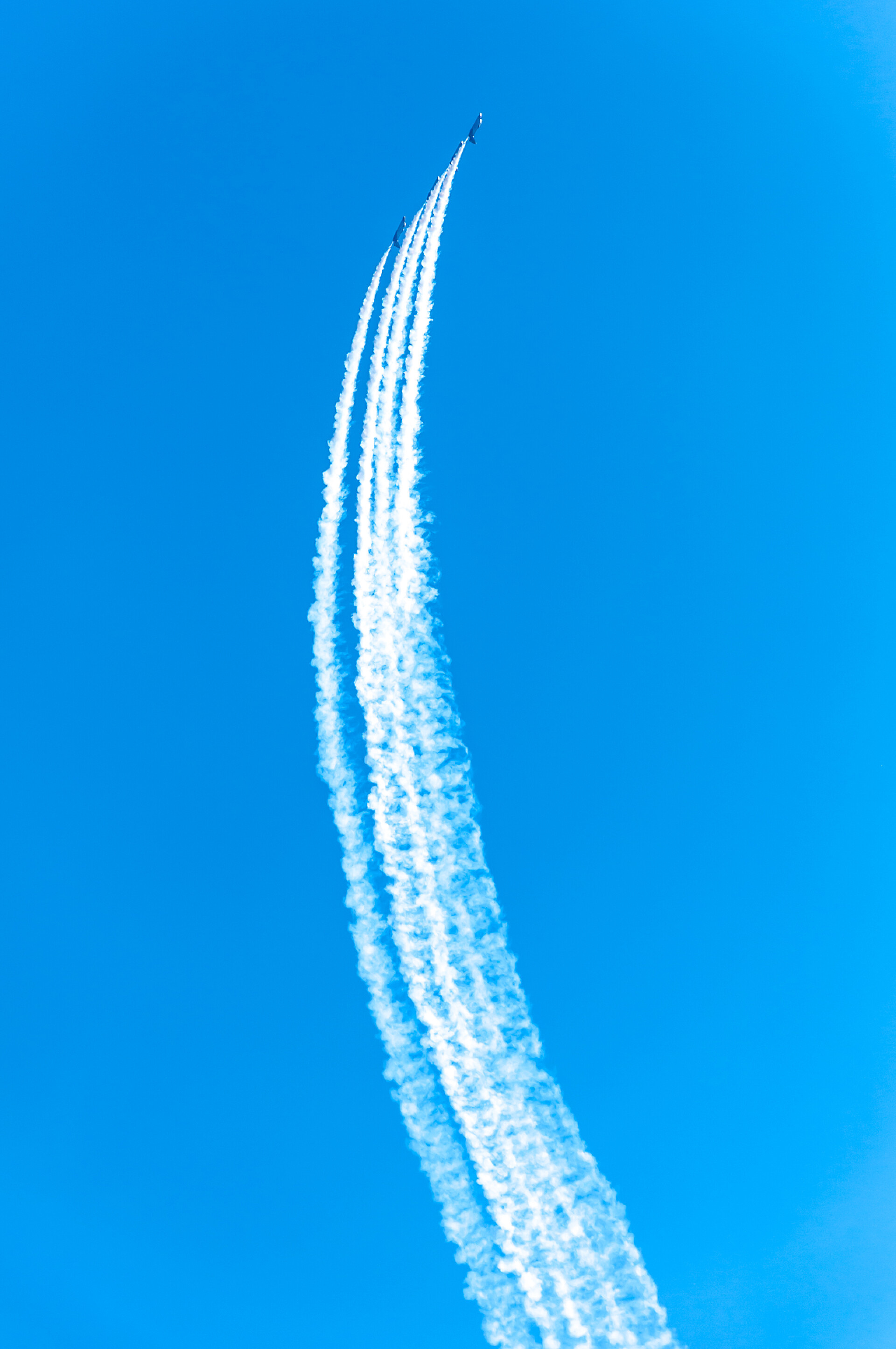 蓝天上的喷气式飞机涡轮增压 acrobat 飞机攻击飞上天空  