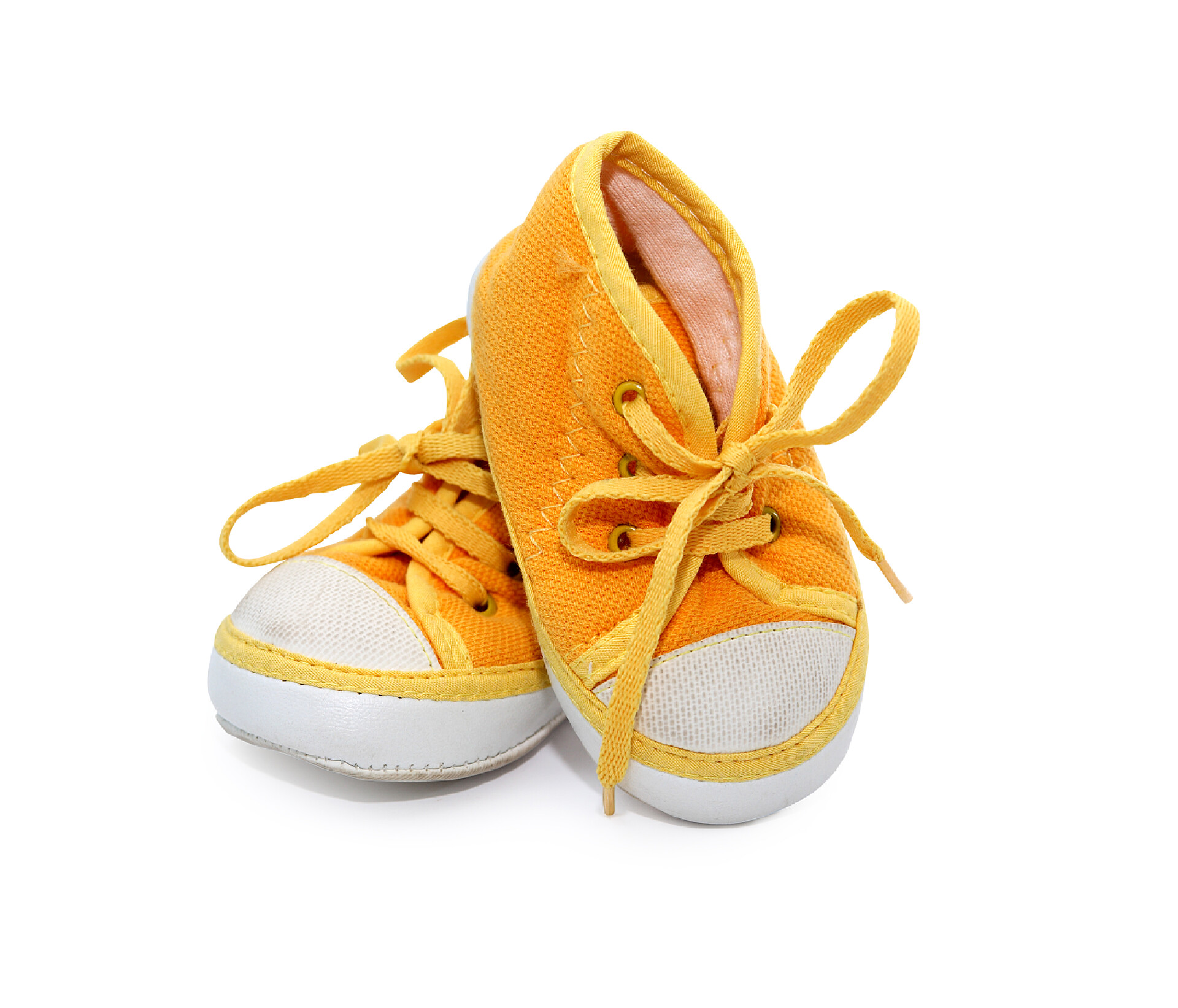 白色背景上好看的黄色婴儿鞋黄色婴儿鞋