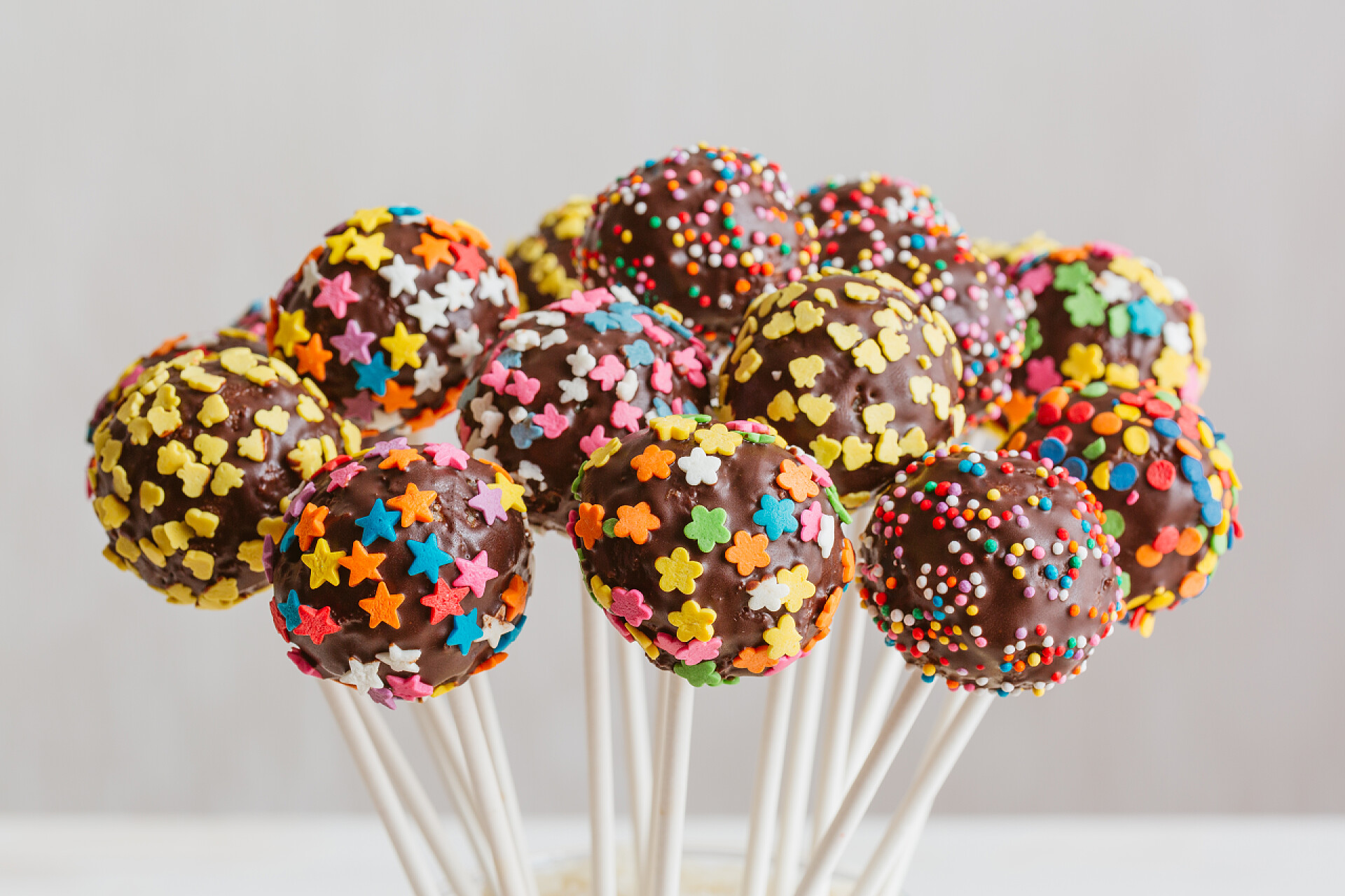 美味的巧克力棒棒糖美味的节日彩色玻璃蛋糕持久性有机污染物