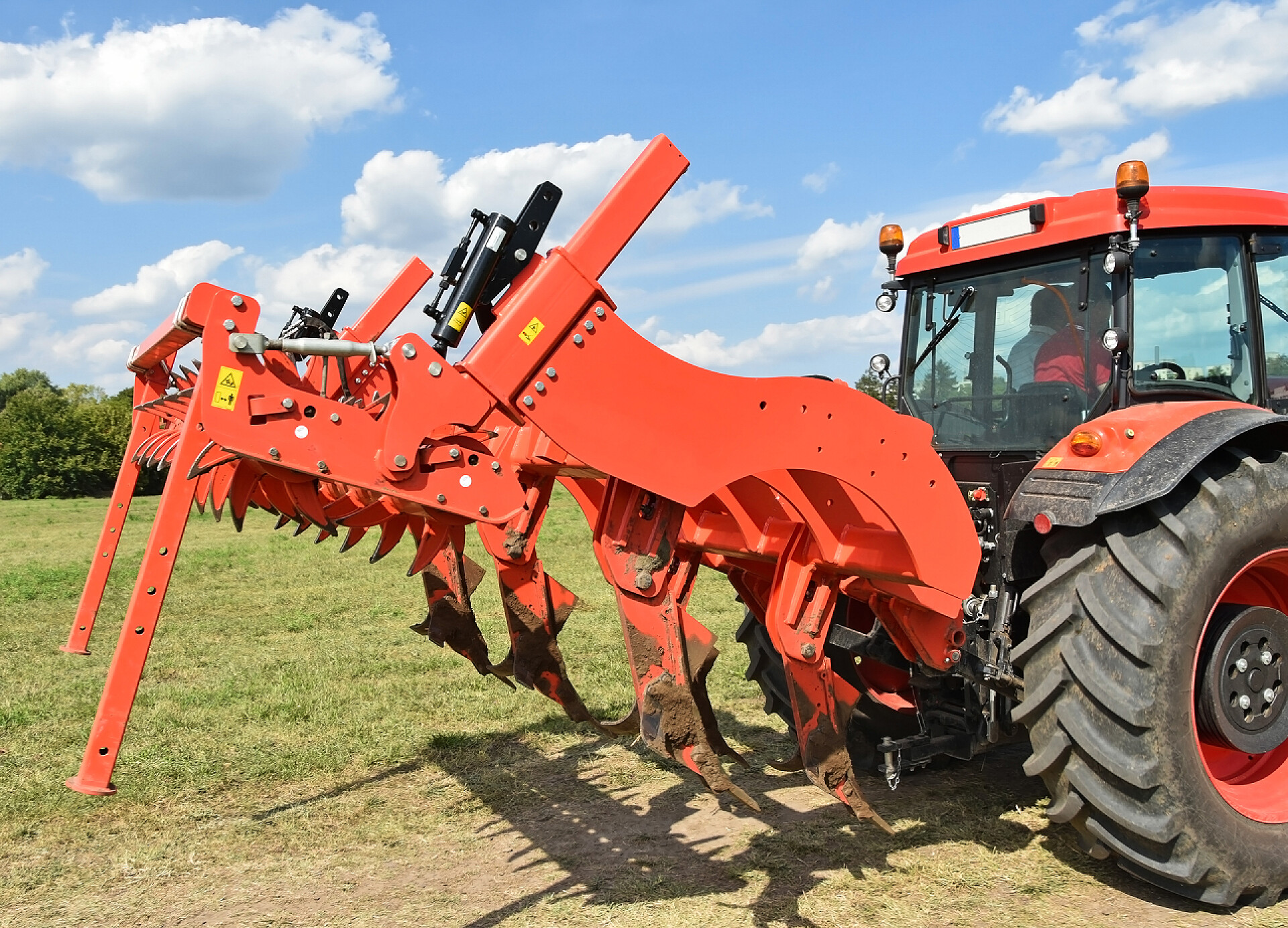 草地上准备播种的拖拉机拖拉机犁机械