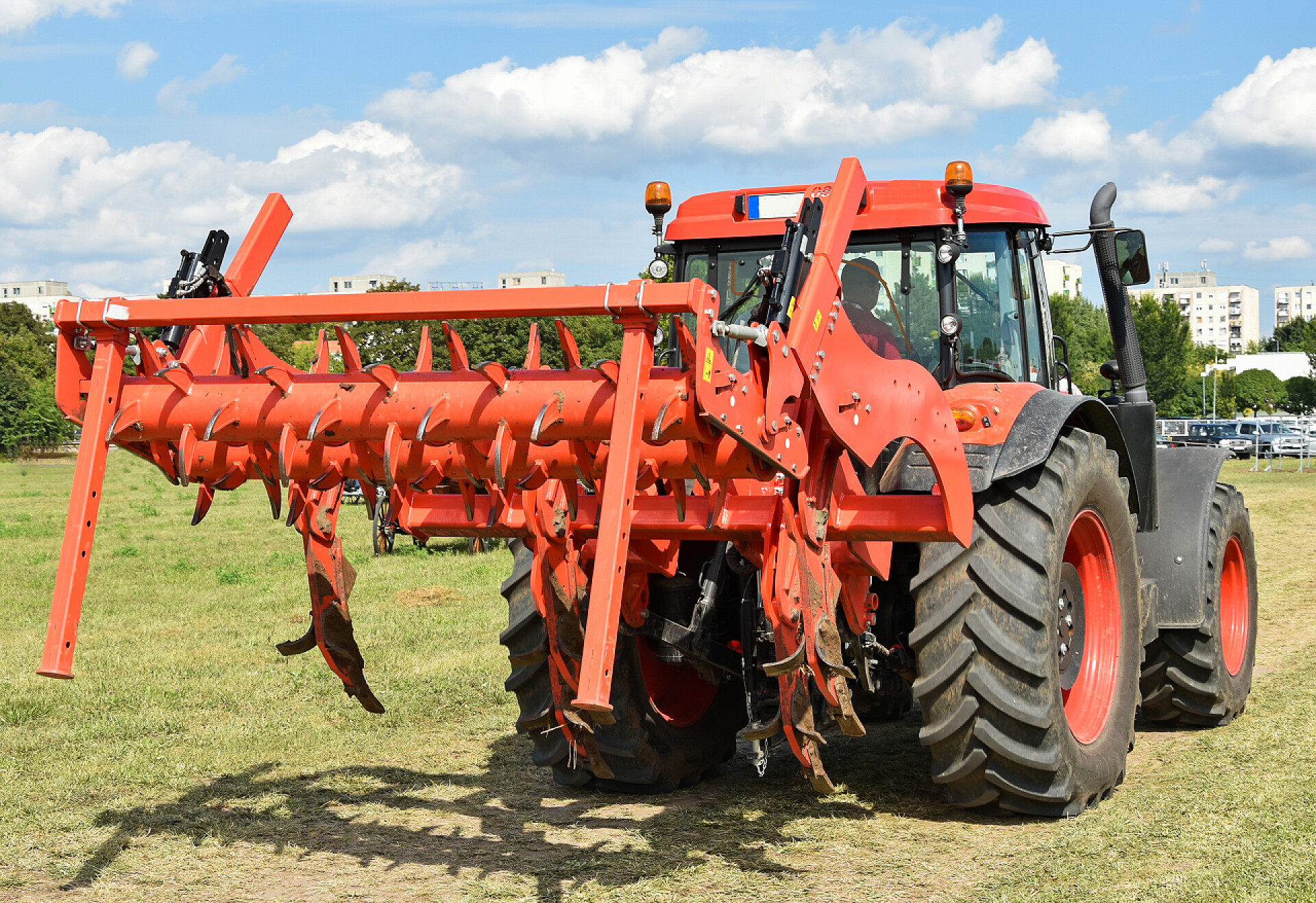 草地上准备播种的拖拉机拖拉机犁机械