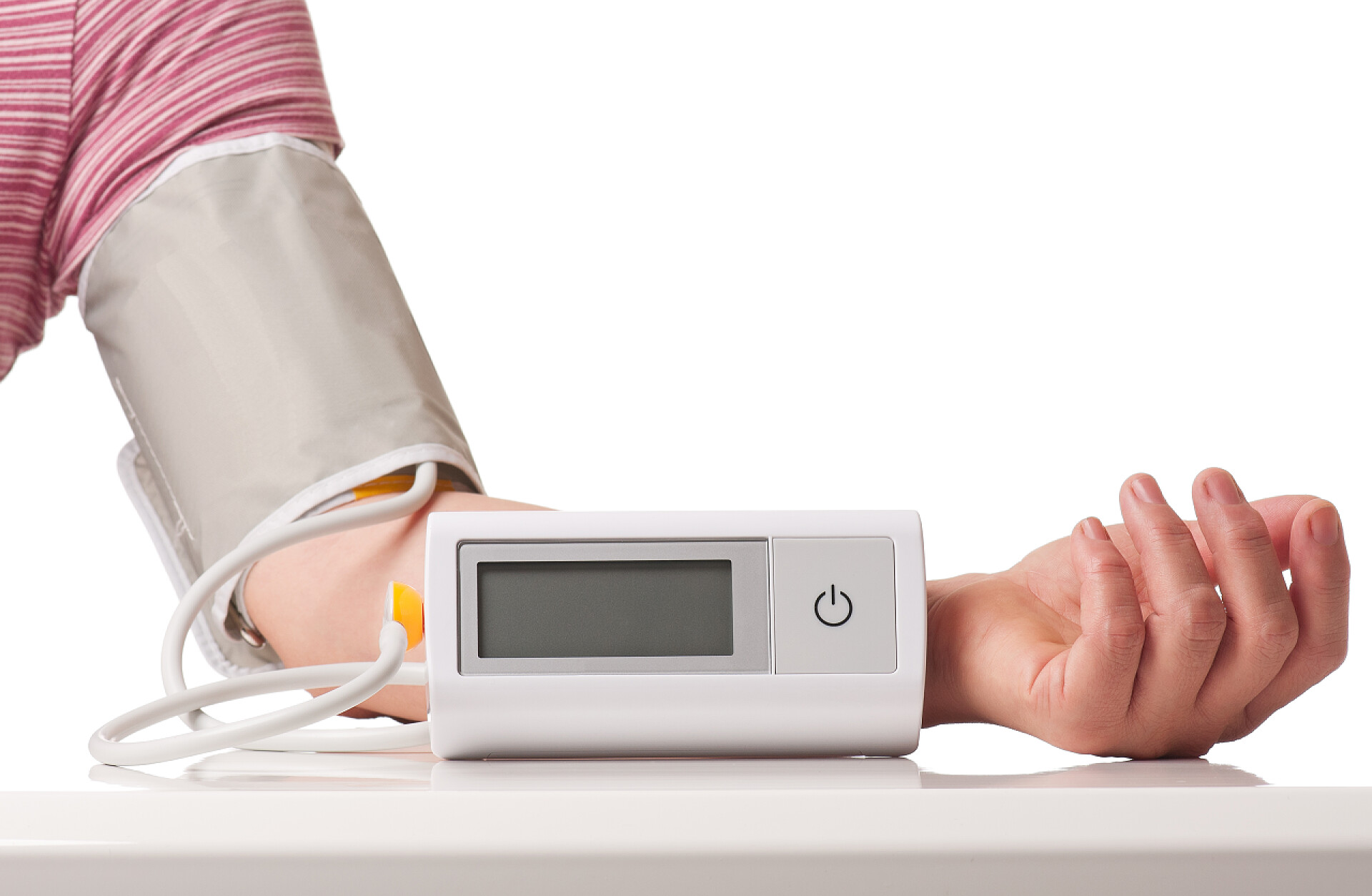 用电子压力测量仪测量血压的女人压力测量仪表