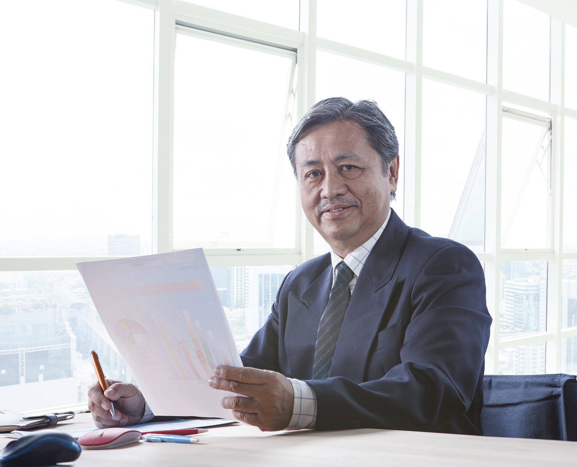 老板在办公室微笑着看报表肖像的高级亚洲六十岁工作在办公室表 h