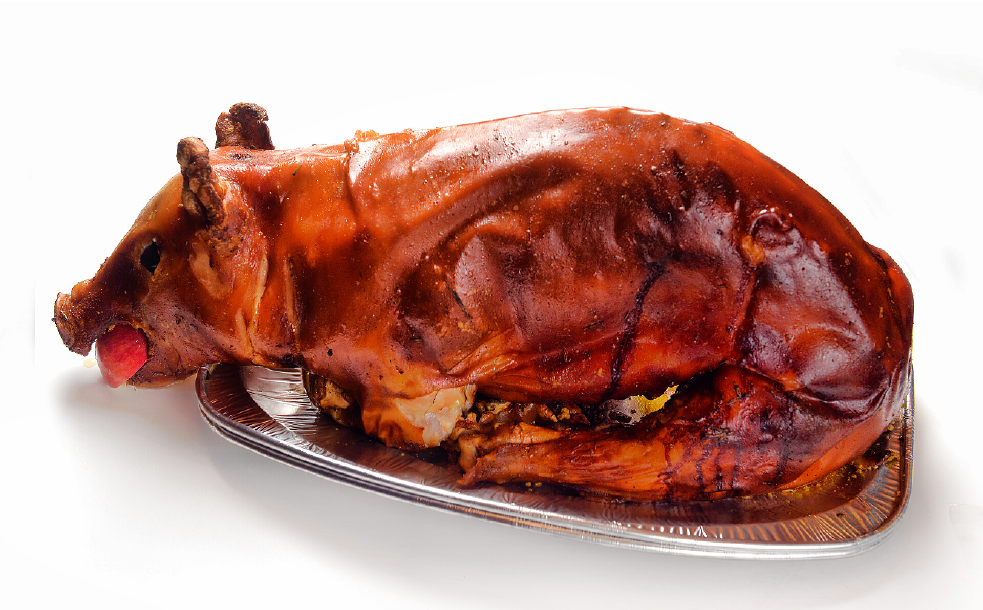 白色背景上托盘中的烤乳猪在烤箱里烤乳猪